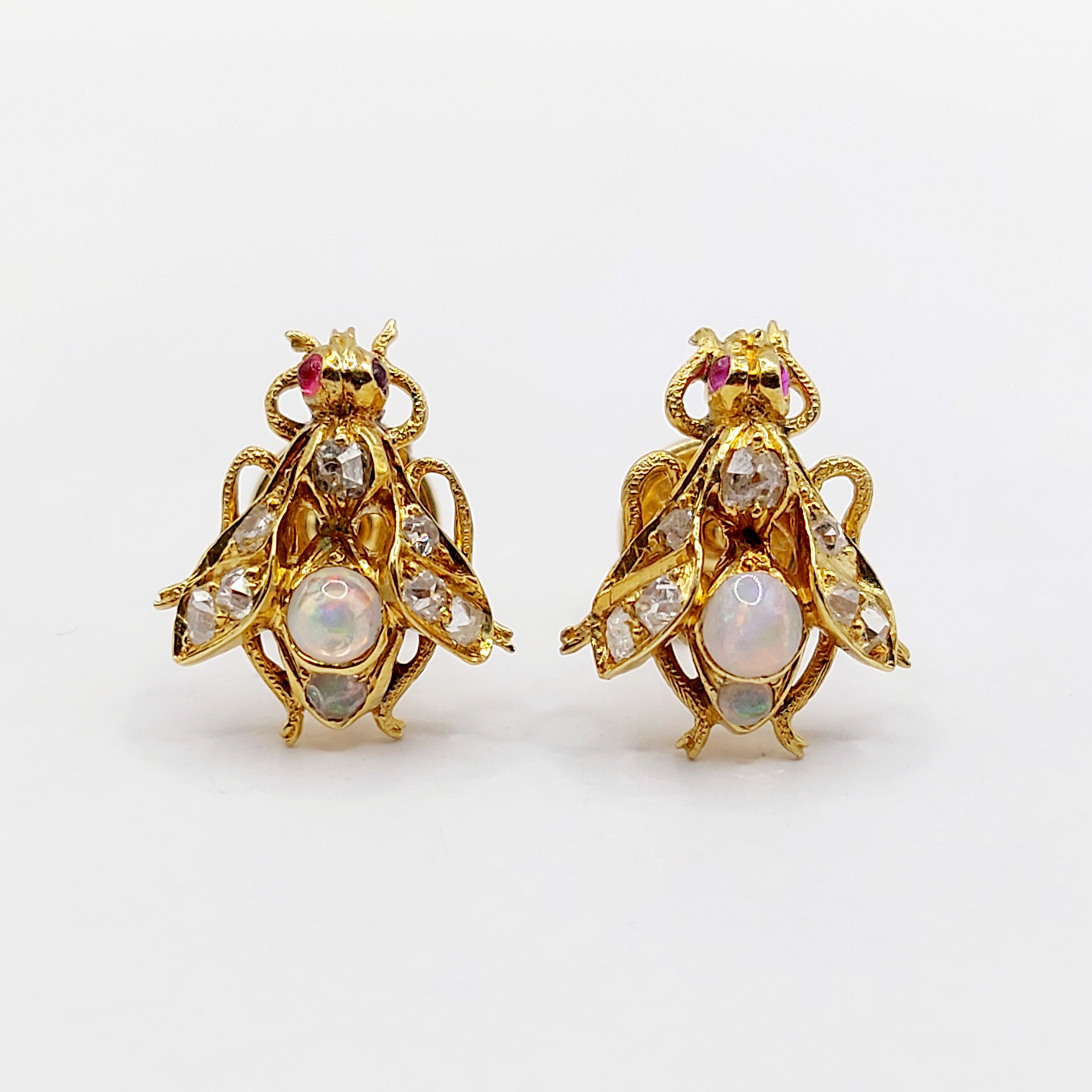 French Victorian bee stud earrings 18k gold set with rose cut diamonds, opal cabochons and rubies (circa 1890)
PRICE : 1090€
Magnificent antique French goldsmithing from the late 19th century (likely Victorian collar buttons later converted into stud earrings)
Size: 14 x 12 mm
Weight: 4.49 g
Micro scratches from use
Horse's head hallmark and partial maker's mark under the bees, and eagle's head hallmark on the clasps (French hallmark)
#diamondearrings #oldminecutdiamond #diamondsleepers #diamondleverback #leverbackearrings #leverbackearrings #dormeuses #trempleuse #bouclesdoreilles #bouclesdoreillesdiamant #diamant #diamond #antiquediamondearrings #dormeuse #dormeuses #studearrings #diamondstuds