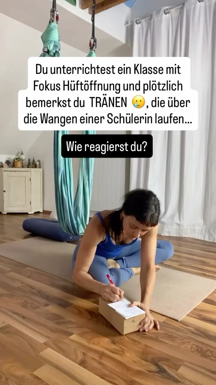 Es gibt einen wichtigen Grund dafür! 👇
Gerade bei intensiven Hüftöffnern oder Rückbeugen kann es im Yoga immer wieder mal vorkommen, dass ein paar Tränen kullern.🥲
Das kommt nicht nur in somatischen Yin Yogaklassen vor!
Hast du das auch schon mal erlebt bei dir selbst oder deinen Schüler:innen?
In der Taube? Nach dem Kamel?
❓Wie reagierst du als Yogalehrerin?
Und warum sind Tränen vorallem im Yin Yoga gar nicht so selten?
🤓Stress und intensive Gefühle speichert der Körper unterbewusst an verschiedenen Stellen ab.
🧘♀️Manchmal steckt es in den Hüften
> wenn wir am liebsten wegrennen wollen, aber wir sitzen fest… in einer Konferenz, im Stau, in einer Beziehung….
🧘♀️Manchmal steckt es im Brustkorb
> wenn uns etwas auf Herzensebene bedrückt …
🧘♀️Manchmal steckt es im Hals
> wenn wir viel zu lange geschwiegen haben oder nicht ehrlich waren zu uns selbst oder anderen …
Im Yoga bringen wir nicht nur unseren Körper, sondern auch die angestaute Energien wieder in Bewegung.
Damit Blockaden sich lösen dürfen, auf körperlicher und feinstofflicher Ebene.
Gerade im Yin Yoga ist dafür viel mehr Raum, um so richtig ins Spüren zu kommen. Weil wir sind nicht gleich wieder von der nächsten Asana im Flow abgelenkt.
Deswegen tut es manchmal voll gut, wenn Tränen im Unterricht einfach mal fließen dürfen.
Aber wie reagierst du als Yogalehrerin darauf?
❓Was sagst du?
❓Wie findest du die richtigen Worte?
Schreib es in die Kommentare!
Genau das besprechen wir auch dieses Wochenende in der Weiterbildung: Somatisches und Traumasensibles Yin Yoga am 13. + 14. Juni
Sicher dir heute noch deinen Platz.
Denn morgen steigt der Preis.
Kommentiere: soma
Und ich schick dir die Infos.