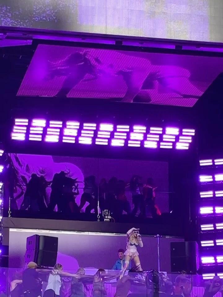 Toujours sur un nuage.
Quelques vidéos de la performance.
Chorégraphie pour l’ICONIC @madonna at @timessquarenyc avec les 30 danseurs.ses de la troupe.
C’est incroyable on est mega reconnaissant, merci pour l’accompagnement @sidilarbicherkaoui @nicolas_huchard @caddyisbright
Notre prod d’amour @carlinepop
L’équipe de Warriors : @___ayaba___ @herveana @mathilde_experimente @teocellier @ds_l0renzo @show_cacao @bill_lebottier_ @killasonkilla @saradrde @immansah @_imanight__ @jaddow @jadebayonne @adrienvexus @ainhoa.otero @akcielgonzalez_ @alicelemonnier_ @elsa_prg @madeiirax @filipe.frvncisco @vision_gdsn @marielvnz @maelomaita @manuelaemrose @matteomasson_ @nicomailho @haja.oceane @syndy.rsl @theahypnose @malboneige
#electroisnow