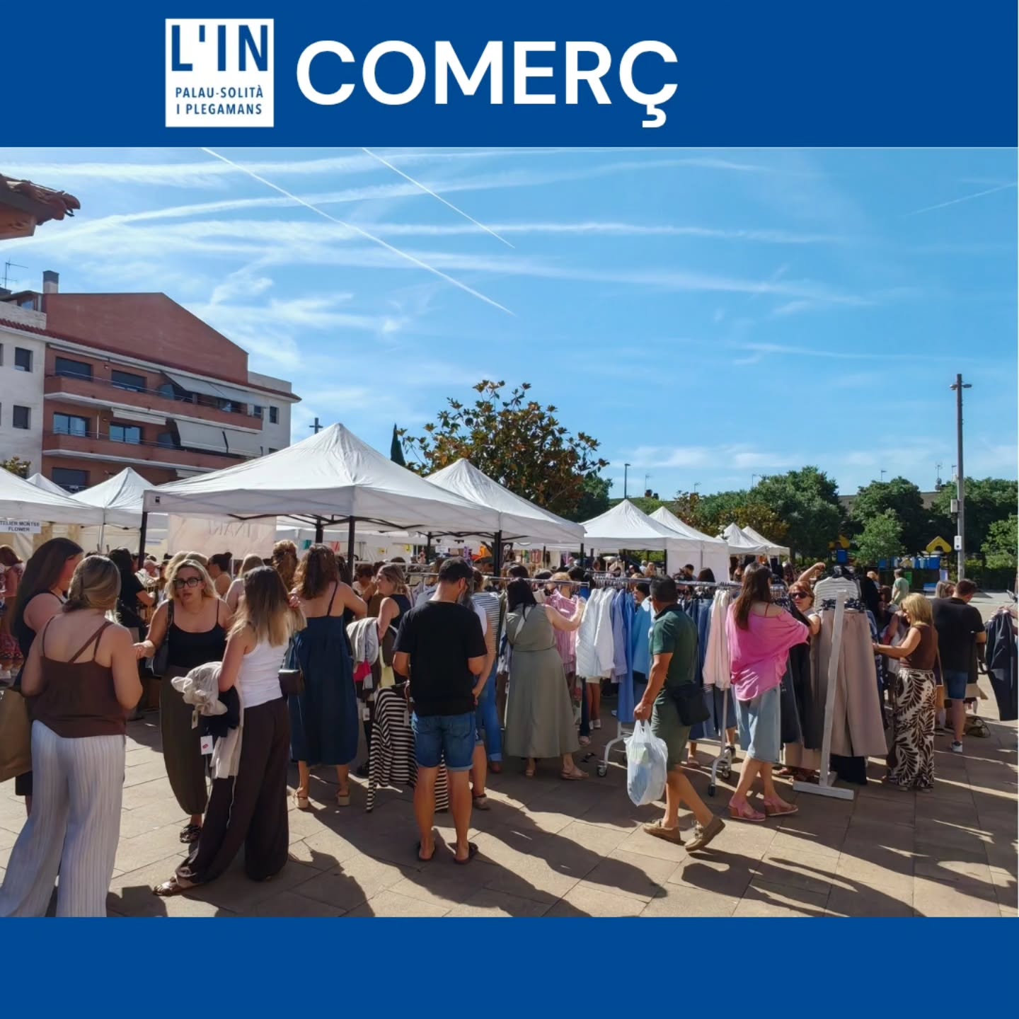 FORASTOCS. La plaça de Ca L'Estruch bull de gent que tria i remena entre les 12 parades dels comerços que aquest any participen en el Forastocs organitzat per l'Associació de Comerciants de Palau-solità i Plegamans. La fora es complementa amb diverses activitats. A les 11.30 es podrà gaudir de dos tallers, un d'estampació de mocadors i un altre d'estampació de xapes. També hi haurà activitats per a nens a les 17.30.
A les 19.00 es realitzarà el clàssic sorteig d'un lot de productes aportats pels comerços participants. Durant tot el dia, per cada compra feta en el forastocs dona dret a un número per participar-hi, número que cal dipositar a l'urna que l'associació te ubicada sota la Porxada.
#Palausolitaiplegamans #PsiP @comerciantspalau @inariclothingoficial @vistaopticapalau @elcauludic @kukadaspalau