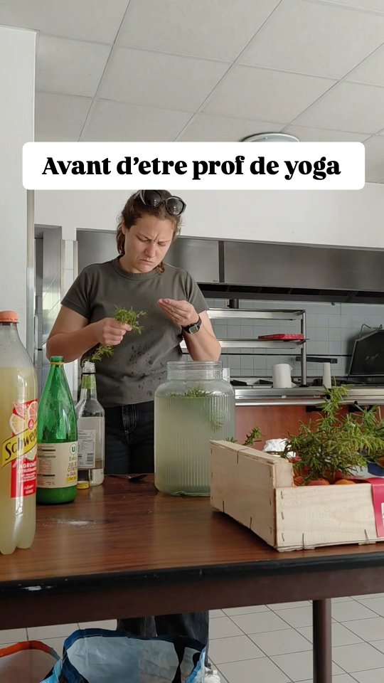 En préparant la soiree des 3 ans d’axelle yoga cool, j’ai remis le nez dans la préparation de cocktail. Certains le savent d’autres non mais dans ma vie precedente j’etais barmaid spécialisée dans le cokctail et spiritueux à paris
Assez éloigné du yoga c’est vrai mais pas tellement. Travailler dans le monde de la restauration avec la grosse vibe hospitalité/ service m’a vraiment donné le goût "de vous mettre bien".
J’aime avoir des gens autour de moi, partager vos moments de vie, vous en confier des miens. Bien plus qu’une boite de cours de yoga , axelle yoga cool est une aventure humaine. J’ai très très hâte de vous retrouver demain pour partager ce moment avec vous
Ps: le punch est pas dégueulasse