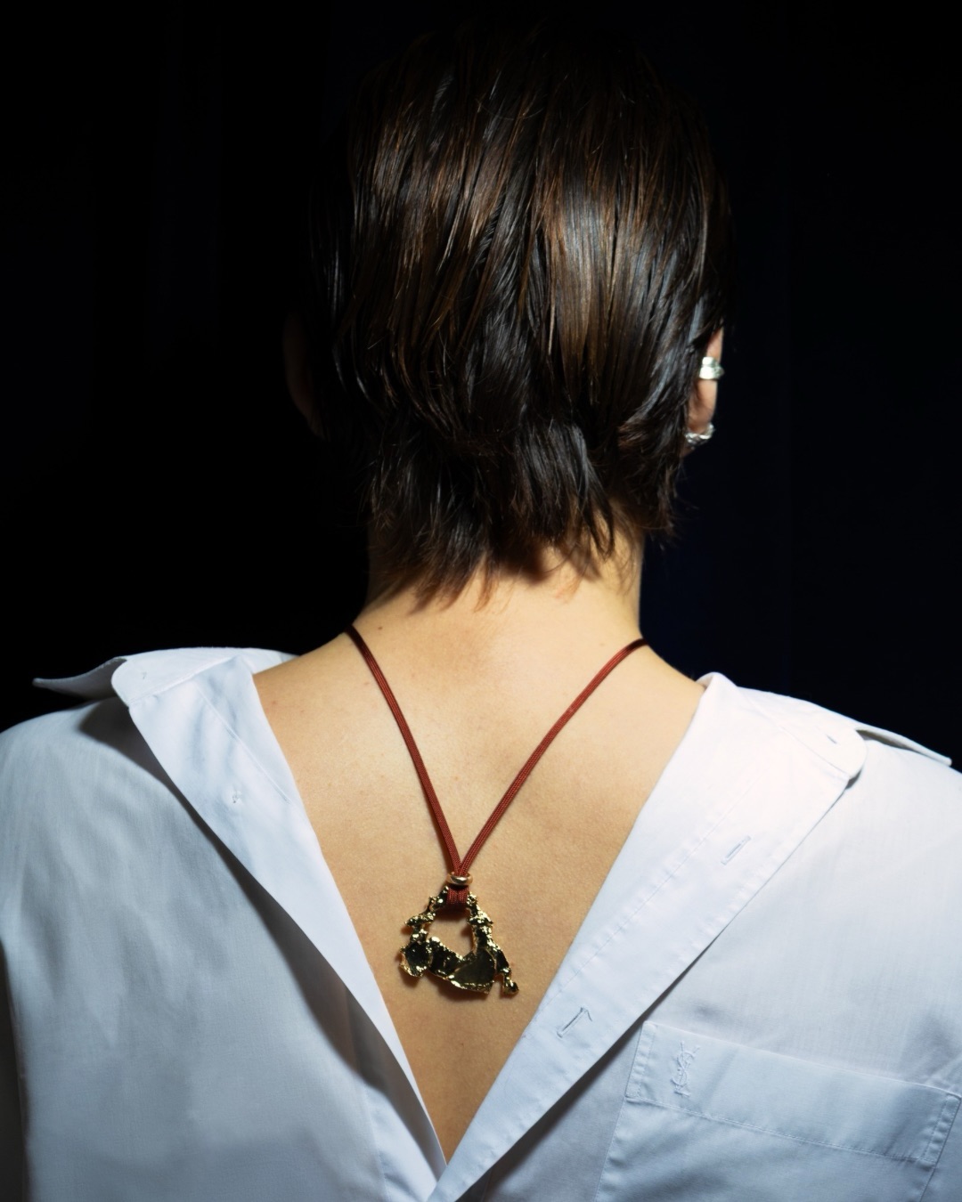 EL CHICA — collection EL FUEGO
Un pendentif né du feu.
Des chutes de laiton, d’abord choisies une à une, puis disposées sur une plaque.
Vient ensuite la flamme : intense, précise, irréversible.
Sous l’effet de la chaleur, les métaux fusionnent.
Ils ne font plus qu’un.
Le feu unit — mais il marque aussi.
Ces reliefs, ces tensions, ces textures vivantes portent un nom : la réticulation.
Chaque pendentif El Chica est unique, façonné par le feu, impossible à reproduire à l’identique.
Une pièce qui raconte la matière, le geste, et ce qui reste après la flamme.
🔥
—
Photographes
@soumayn · @bymrvn · @palomariberolle
Mannequins
@camilledp_ · @ed__drew
@ecole_mjm
Collaboration
@audrey.jehanno
Make-up
@jaynuraa. Photos packshot @nikovds
#ElChica #ElFuego #Réticulation #BijouUnique #Laiton BijouxContemporains FeuEtMatière CréationArtisanale BijouQuiARaconter