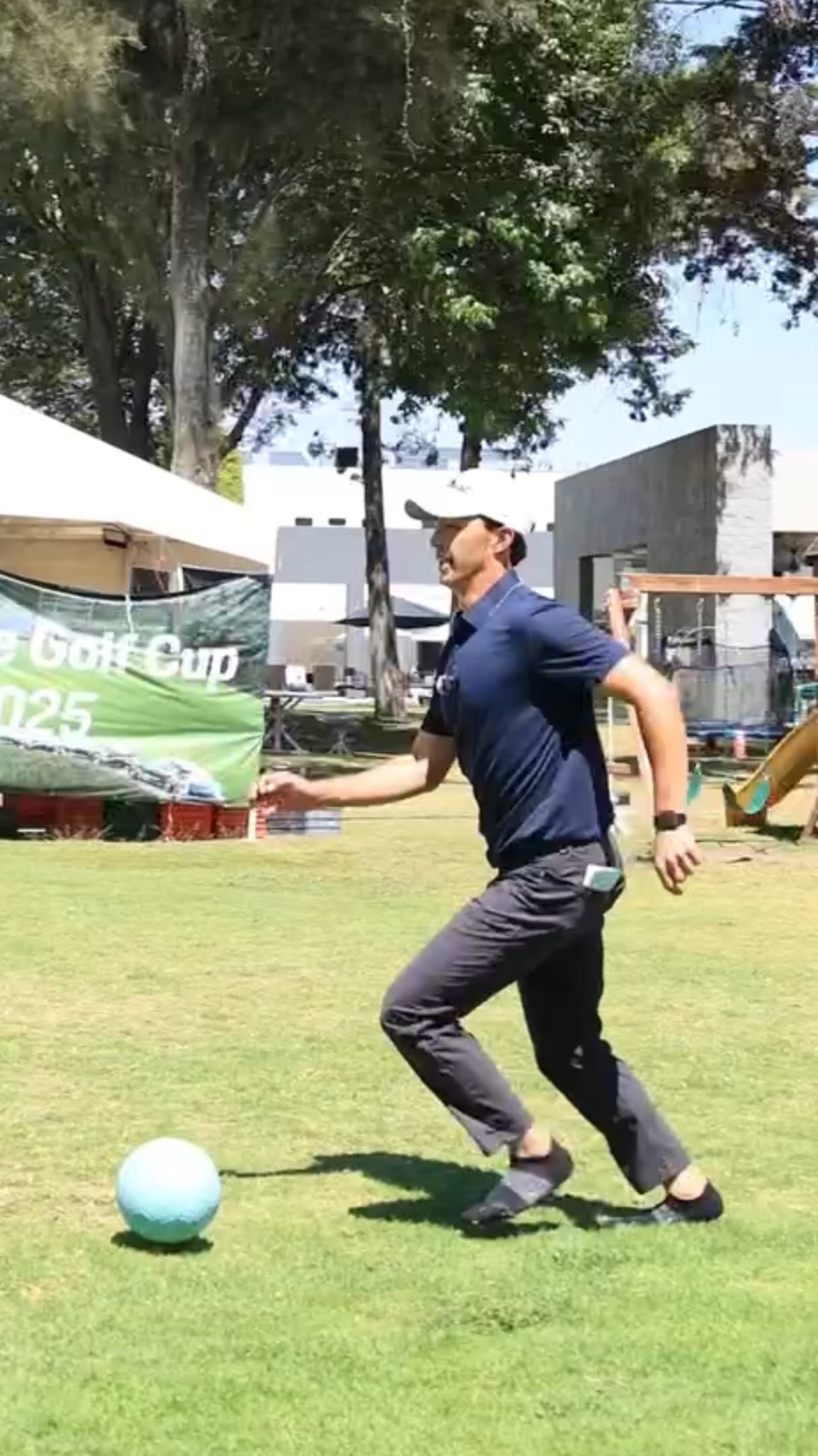 Con el objetivo de mandar refuerzos de último minuto para la delantera del equipo nacional ⚽️🇲🇽, nos dimos a la tarea de poner a prueba a José Cristóbal Islas, José de Jesús “Camarón” Rodríguez y Eduardo Carrete a una exigente prueba de shootouts para ver si alguno de ellos tenía posibilidades de ser convocado por Javier Aguirre.
Estos fueron los resultados. 🤣
#GiraGolfMX #GiraProfesionalMexicana #MejorDedíquenseAlGolf