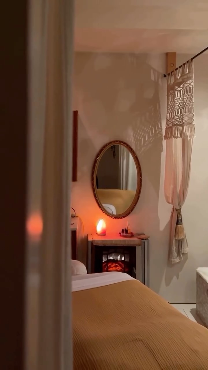 You’ve seen this door.
Maybe on your way to coffee.
Maybe after work.
Maybe during one of those days when your body felt heavier than it should.
What most people don’t know is that behind it is one of Queen West’s best-kept wellness secrets.
Come see what’s inside.
📍 Toronto