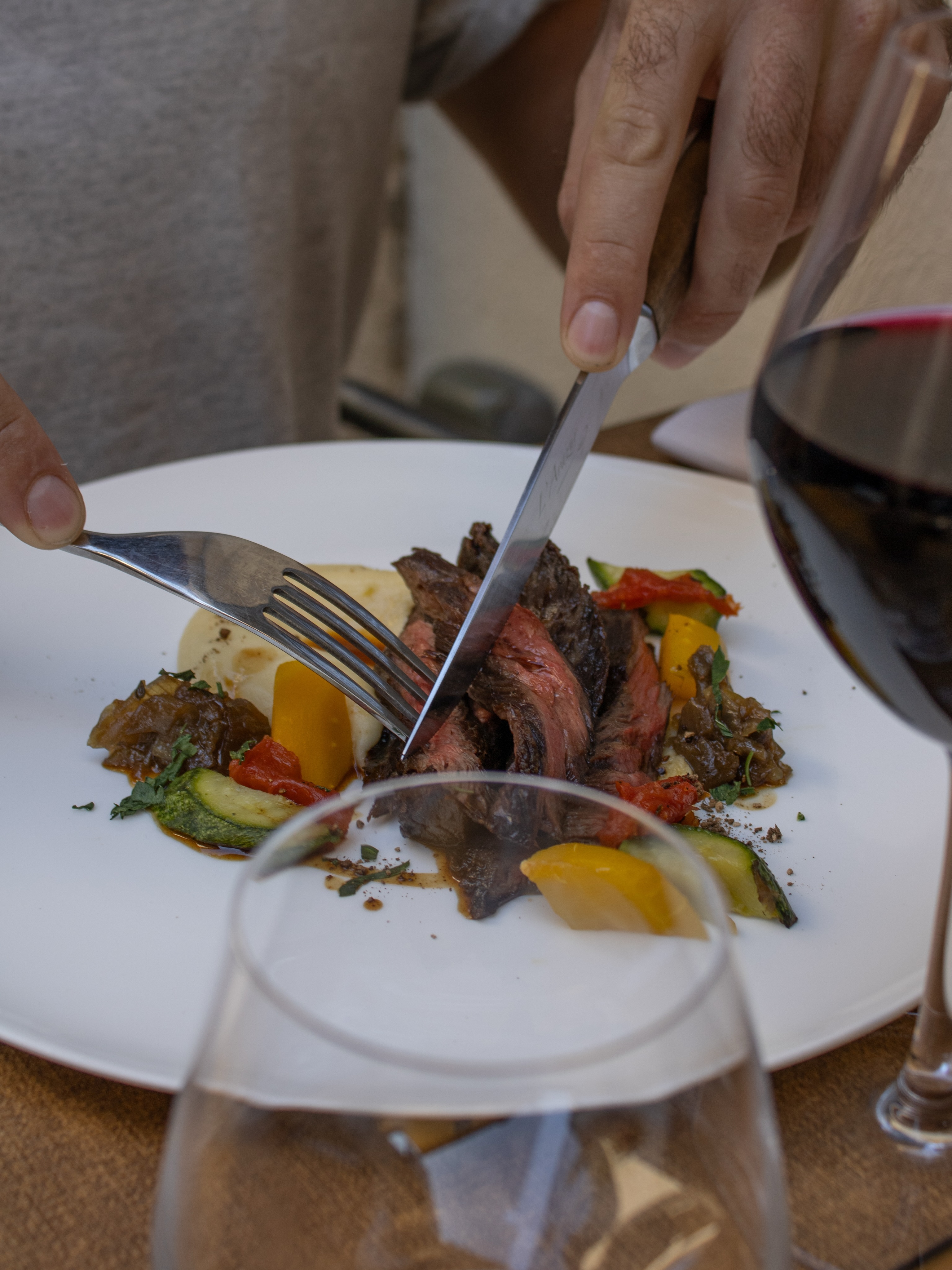 Des assiettes pensées pour être généreuses, gourmandes et authentiques 😋
‣ Réservez votre table sur www.larazur.fr