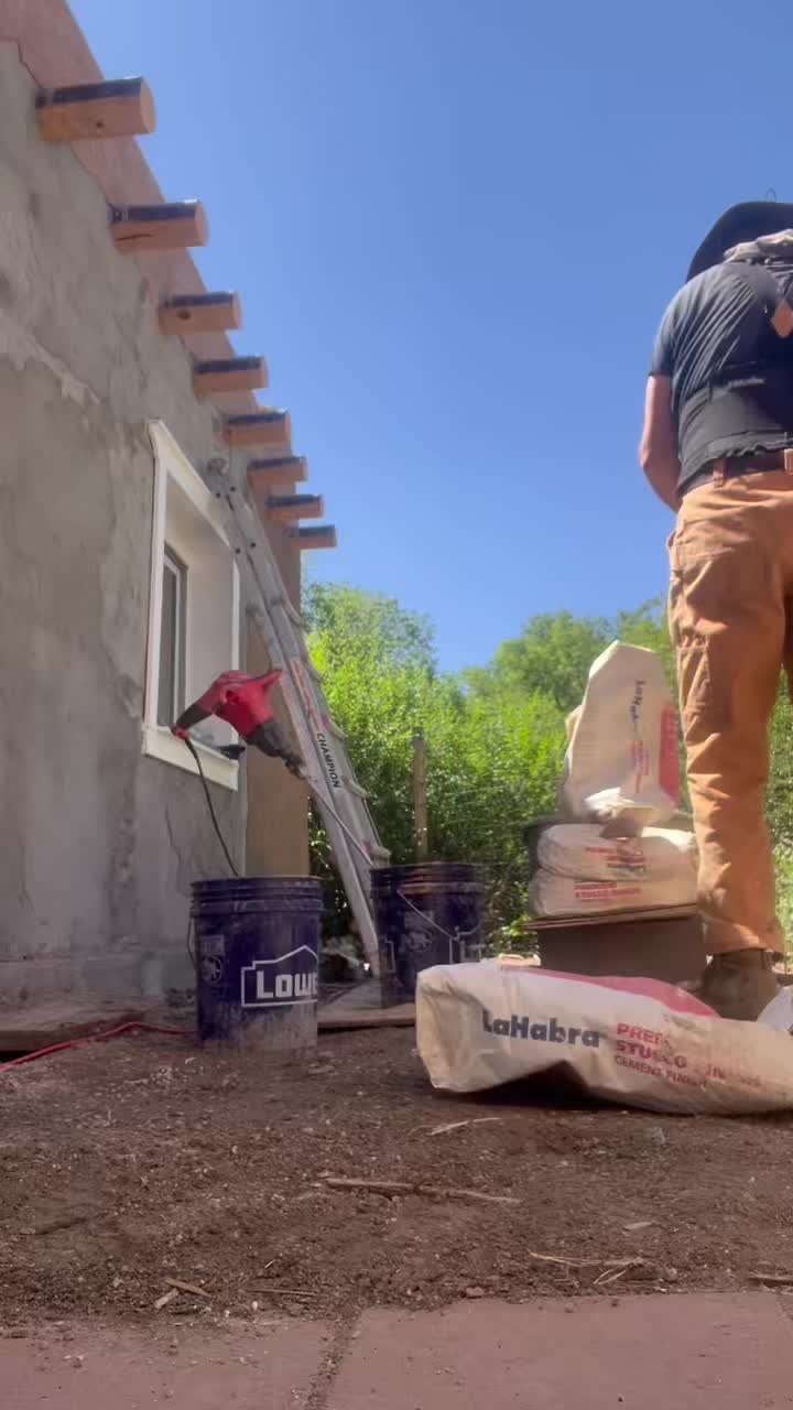 How do you apply a lime render in 90 degree heat?
You have to work quickly so the stucco doesn't dry out before you move on to the next section of the wall.
1 / Mix with water (not too thick, but not too runny).
2 / Apply to the wall with a spatula.
3 / Finish with a sponge.
The goal is to complete the wall in one continuous go, without visible drying lines.
And the result is...
SO
NEW MEXICO!