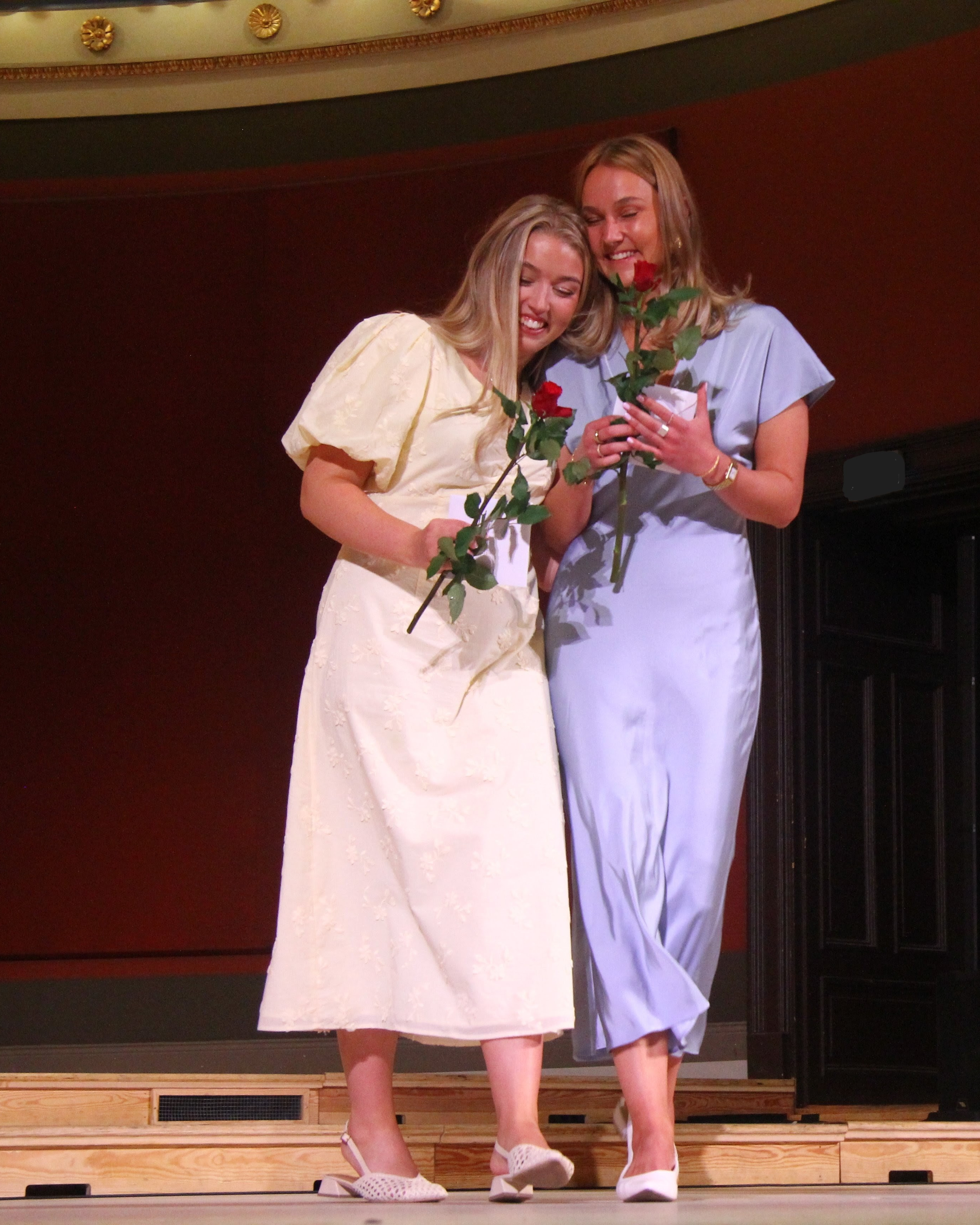 Kära Frida och Ida,
Stort grattis till er examen och till priset för bästa examensarbete 🌟
Jag är en mycket stolt handledare och utmärkelsen är väl förtjänt. Det har varit ett nöje att få följa er genom processen och se hur ni har utvecklat ert arbete från idé till färdig uppsats.
Att handleda studenter – att få hjälpa, stötta, motivera och inspirera – är en av de roligaste delarna av mitt jobb och ger mig mycket. Att dessutom få se sina studenter vinna pris för bästa examensarbete är förstås en extra bonus 😊
Deras examensarbete har titeln: "Föräldrars rapportering av stöd, delaktighet och deltagande i skol- och fritidsaktiviteter hos barn med sannolik Developmental Coordination Disorder (DCD)."
Studien bygger på data från Impact for DCD – Sverige och bidrar med viktig kunskap om hur barn med sannolik DCD och deras familjer upplever stöd, delaktighet och möjligheter att delta i skol- och fritidsaktiviteter. Kunskap som behövs för att vi bättre ska kunna förstå, stödja och skapa förutsättningar för delaktighet för dessa barn. Planen är att arbeta vidare med resultaten och utveckla arbetet till en vetenskaplig artikel. Så håll utkik! 👀
Frida och Ida - stort lycka till som fysioterapeuter! Jag hoppas att våra vägar korsas igen i framtiden. Tack för ert engagemang, ert hårda arbete och alla givande diskussioner längs vägen.
