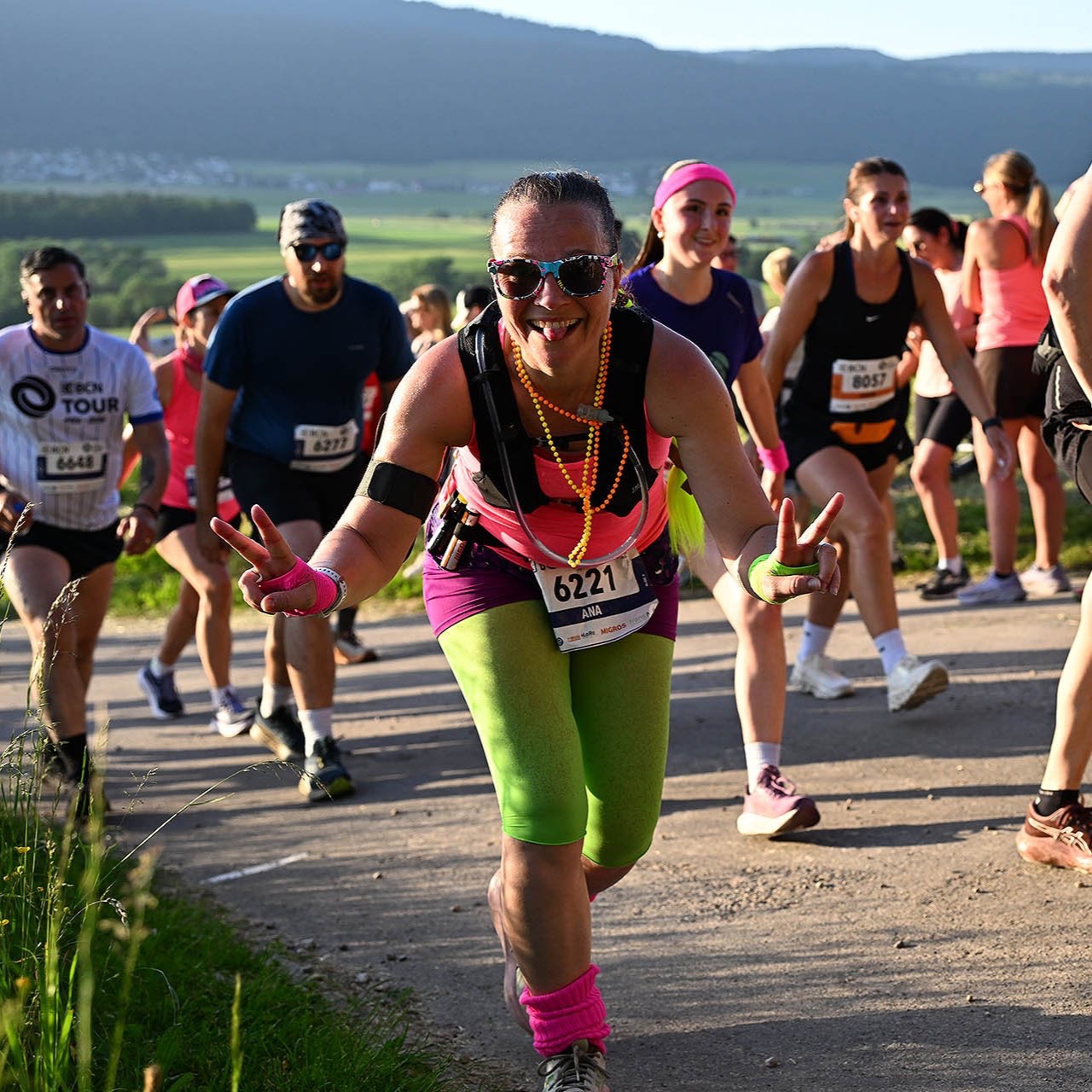 Was für ein stimmungsvoller Abschluss! 🎉
Bei der 6. und letzten Etappe der @bcn_tour_officiel durften wir für unseren Partner @swica_gesundheitsorganisation vor Ort sein und diesen besonderen Event unterstützen. Dabei konnten wir die einzigartige Atmosphäre hautnah miterleben.
Auf der 10 km langen Strecke mit Zieleinlauf in Neuchâtel waren zahlreiche Laufbegeisterte unterwegs – von jung bis alt, vom ambitionierten Läufer bis zur Hobbyläuferin. Besonders beeindruckend war die Freude, die überall spürbar war: strahlende Gesichter, motivierende Anfeuerungsrufe und viele kreative Kostüme, die für zusätzliche Farbtupfer sorgten.
