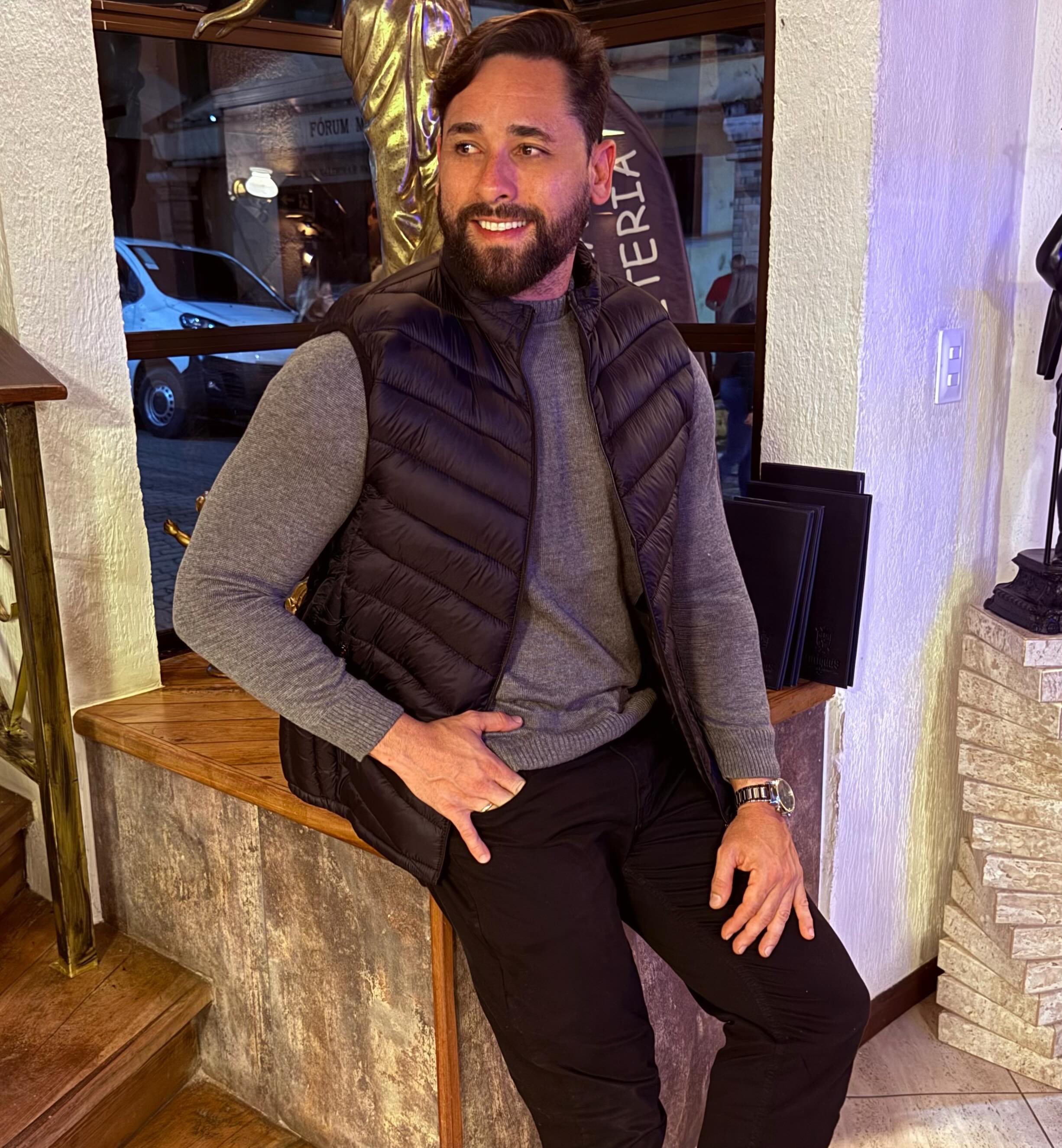 Soul João chegando.. Elegância que fala por você. 🖤
O equilíbrio perfeito entre conforto, sofisticação e presença. A combinação do tricô premium com o colete acolchoado cria um visual moderno e versátil, ideal para quem gosta de se destacar sem exageros.
✨ Caimento impecável
✨ Conforto para o dia todo
✨ Estilo que combina com qualquer ocasião
Vista-se como quem sabe onde quer chegar. Porque um look bem escolhido não passa despercebido.
📲 Garanta o seu antes que acabe e leve seu visual para outro nível.
#ModaMasculina #EstiloMasculino #LookMasculino #HomemDeEstilo #ModaMasculinaBrasil ElegânciaMasculina FashionMen LookDoDia OutfitMasculino LojaMasculina