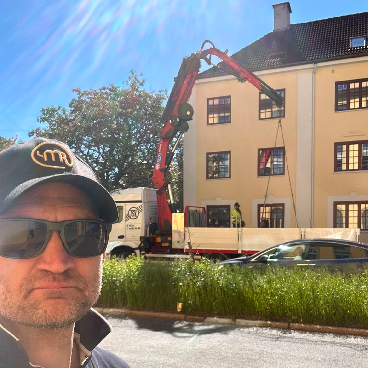 Her bygger vi nye kvadratmeter - over en eksisterende bolig
Det som tidligere var et råloft, blir nå en del av leiligheten under. Alt åpnes opp og bygges om slik at boligen får en helt ny etasje.
I dag har vi hatt en av de viktigste operasjonene i prosjektet. En tung ståldrager er kranet inn og montert for ny trappeløsning mellom etasjene. Dette er det som gjør hele utvidelsen mulig.
Når man jobber på denne måten, over eksisterende bolig, handler alt om presisjon, planlegging og gjennomføring.
Det er her mye av jobben ligger.
Følg med videre!
#ymro #loftutbygging #råloft #entreprenør #bygg #rehabilitering #totalrenovering #ståldrager #utveksling #byggeprosjekt #oslobygg #oppussingoslo #byggoslo #oslo #stavangergata