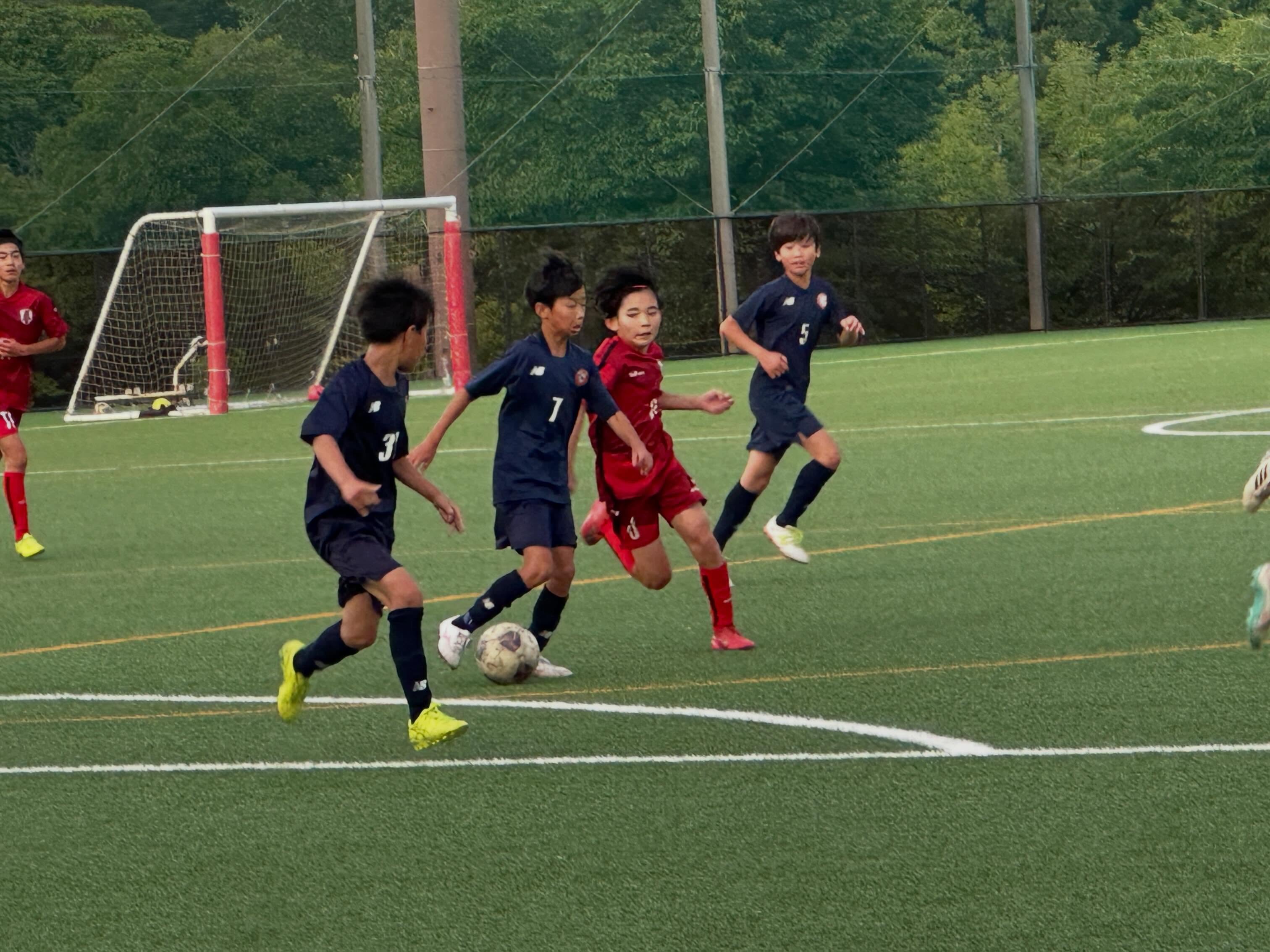 U12リーグ前期
VSレガフィーダ
本日の試合は暫定1位のチームとの試合ということもあり、前期リーグ戦の中でもとても重要な試合になりました。
その重要な試合を選手全員が理解し、勝利を手にすることができました。
選手全員が勝利のために献身的に走り、身体を投げ出し戦ってくれました。
前期リーグ戦最終戦に向けてトレーニングしていきます!
レガフィーダ様、ありがとうございました。
#和魂SC
#練馬区光が丘
#和魂サッカースクール