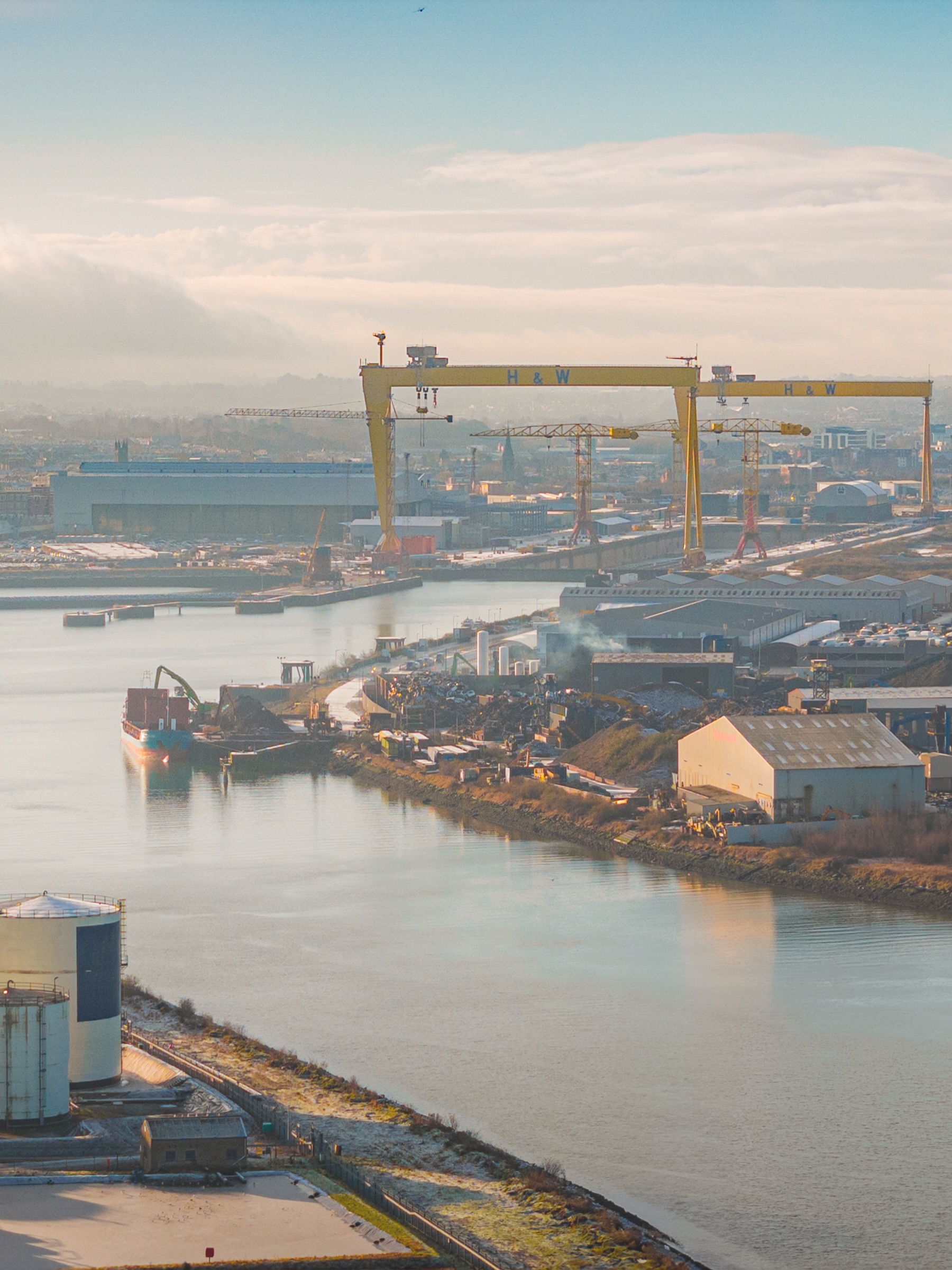 We were on site to capture the arrival of Belfast Harbour’s new £4.5 million Liebherr LHM 550 Harbour Mobile Crane as it was unloaded and positioned at Stormont Wharf 🏗️
Swipe to see some of the photo of the cranes arrival ➡️