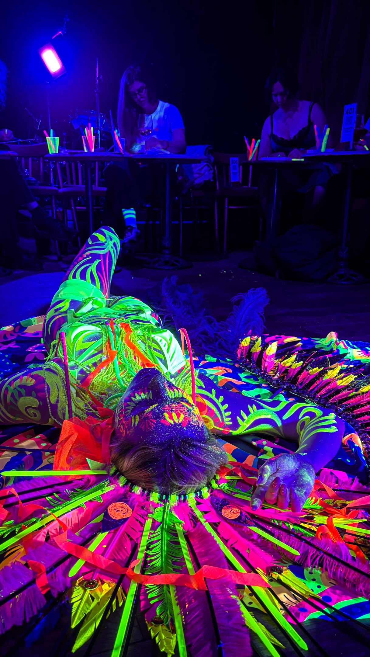 🎭✨ Carnival magic at @toulouse.london yesterday with the incredible @ella.judge.portfolio in collaboration with London’s Finest!
This glowing carnival headpiece was handcrafted from upcycled feathers left behind after last year’s carnival and transformed into a luminous artwork. The wings, feathers and colours made for an epic session!
Missed it? Our Carnival Specials return in August. Book early at www.neonnaked.com
#LifeDrawing #CarnivalArt #LondonEvents #NeonNakedLifeDrawing #FigureDrawing