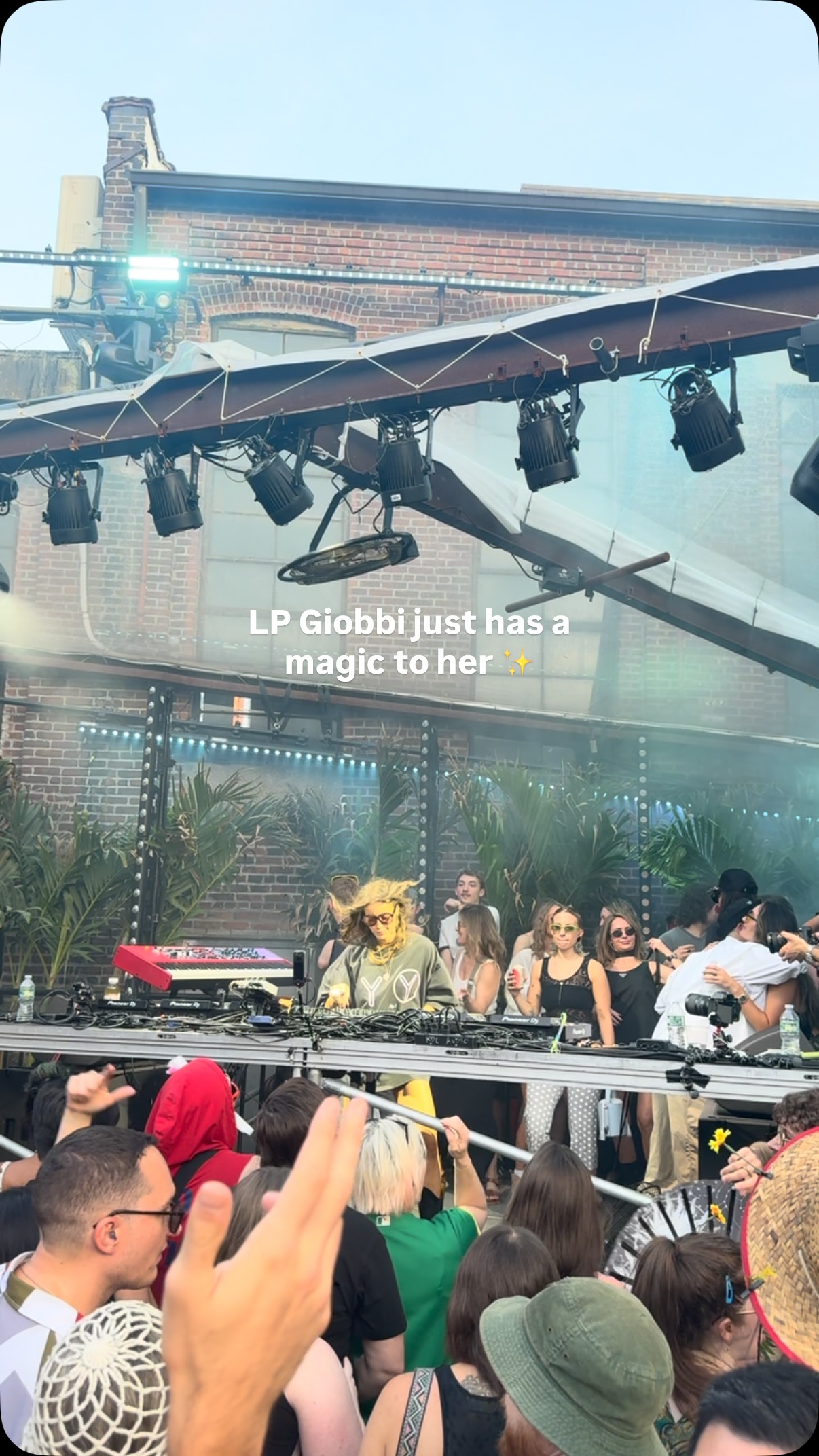 pls wait till the end (crowd’s reaction🤯)
@yesyesyespresents
@lpgiobbi
@knockdowncenter
#newyorkmusic #edmculture #lpgiobbi #nycmusic #dancemusic