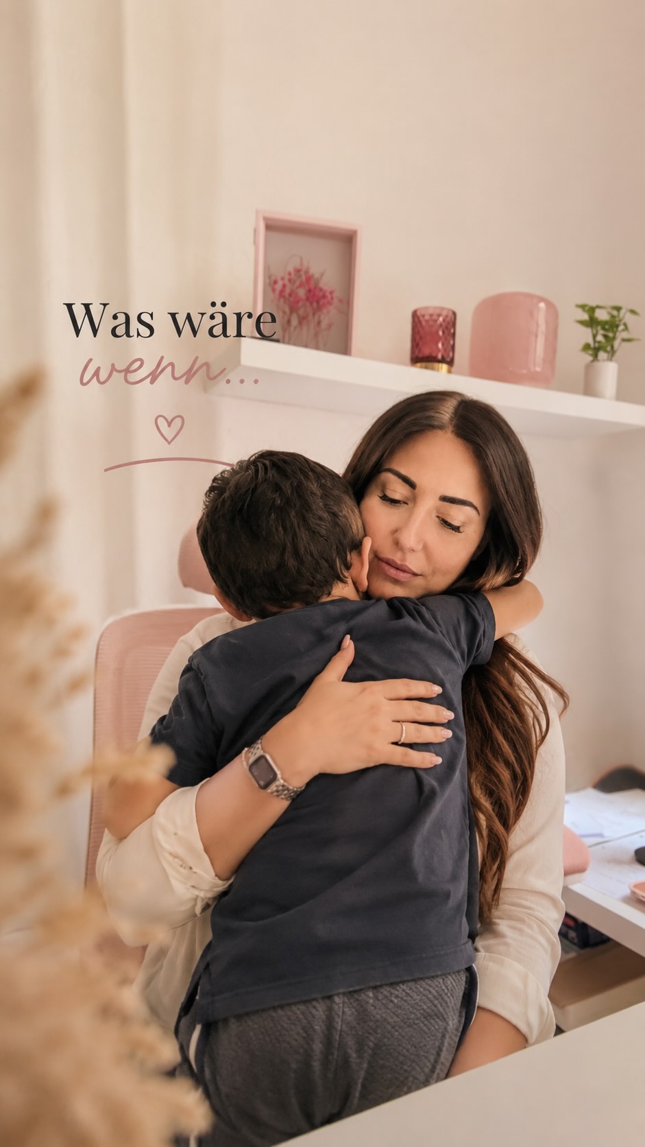Ich sehe so viele Mamas, die glauben, ihr Kind hätte ein unlösbares Schlafproblem.
In Wahrheit haben sie oft ein Sicherheitsproblem.
Ich sage nicht, weil die perse unsicher sind. Aber sie sind durchaus im Überlebensmodus
Dann entstehen Gedanken wie:
✨ „Ich darf nichts verändern.”
✨ „Ich muss sofort reagieren.”
✨ „Ich darf mein Kind nicht frustrieren.”
✨ „Wenn es weint, mache ich etwas falsch.”
✨ „Eine gute Mama schafft das alleine.”
Und irgendwann treffen wir Entscheidungen nicht mehr aus Vertrauen.
Sondern aus Angst. 👉🏻 Nicht bewusst. Sondern eher automatisch.
Die spannendste Frage ist deshalb nicht:
„Wie bekomme ich mein Kind zum Schlafen?”
Sondern: „Welche Angst trifft nachts eigentlich die Entscheidungen?”
💭 Die Angst vor Schuld?
💭 Die Angst zu versagen?
💭 Die Angst, keine gute Mama zu sein?
Denn genau dort beginnt echte Veränderung.
Nicht beim deinem Schatz. Sondern bei dir.
☑️👉🏻 Stell dir vor, du müsstest heute Abend nicht mehr überlegen:
„Mache ich das richtig?“
„Soll ich reagieren?“
„Verschlimmere ich gerade alles?“
💛 Kommentiere ANALYSE oder schreib mir eine DM mit diesen Wort
In meiner kostenfreien 0€ Schlafanalyse schauen wir gemeinsam auf eure Situation. Du erhältst erste Impulse, mehr Klarheit und einen Blick darauf, was hinter euren Schlafherausforderungen steckt, damit du wieder mit mehr Sicherheit durch eure Nächte gehen kannst.
#babyschlaf#baby#kleinkindschlaf
