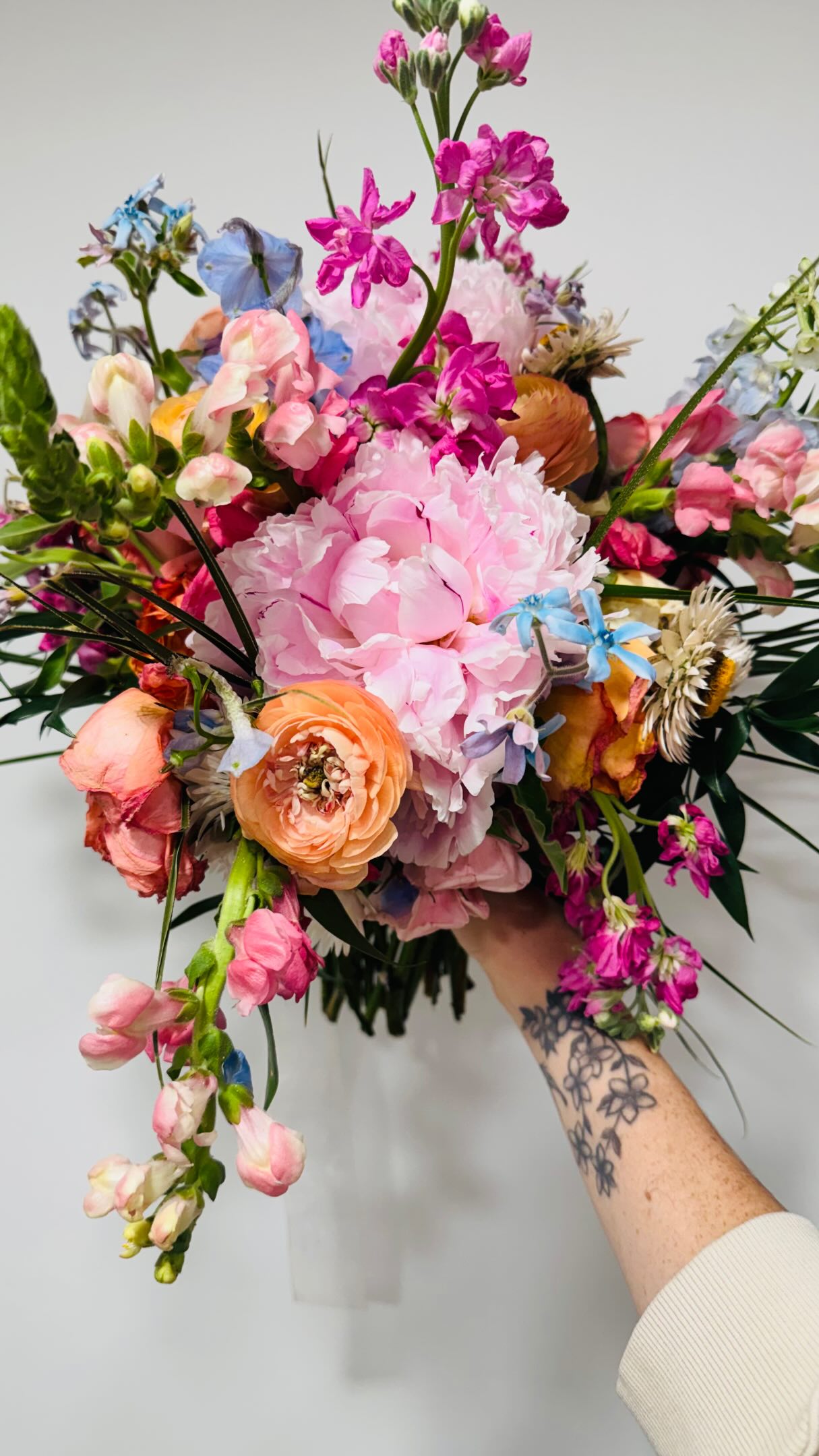 Summer bouquets are baaaaaack and I’m LOVING the colors 😍
It all starts here 🩷🌸✨
The secret to beautiful flower preservation? It starts with how your flowers are dried! 💐
have you booked your summer wedding yet? Head to the Lincoln bio to submit your order form today and locking your date with a $150 deposit!
Questions? DM me or email me directly for any questions!
#floralpreservation #bridalbouquet #resinart #resinflowers #flowerpreservation