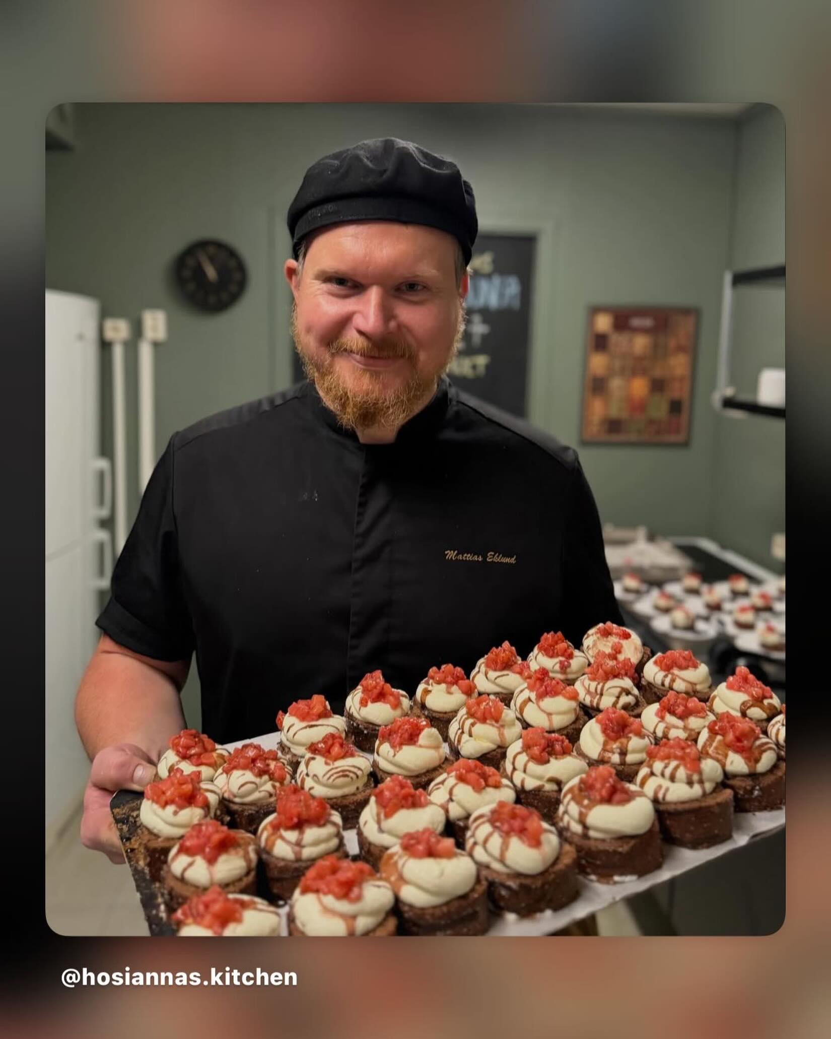 Hej på er!👋🤩
Alla sagor har ett slut, eller som man kanske säger i skolans värld – inte ens de längsta lunchrasterna varar för evigt. Idag bjöds det på ”Hejdå-kaka”
Efter 6 år och 12 terminer är det dags för nya utmaningar.
Det har varit en stor glädje att få mätta barnens magar, följa deras utveckling och se dem växa genom åren. Några av barnen som gick på förskolan när jag började har idag blivit skolungdomar, och många elever har hunnit ta steget vidare till nya skolor och äventyr. Det har varit ett privilegium att få vara en liten del av deras vardag.
Det är med stor ödmjukhet och tacksamhet jag ser tillbaka på tiden som skolkock. Alla möten, skratt, samtal och utmaningar har format mig och gett mig minnen som jag kommer att bära med mig framåt!
Ett varmt tack till alla elever, kollegor och vårdnadshavare för förtroendet, uppskattningen och alla fina stunder genom åren. ❤️
Nu väntar nya utmaningar och möjligheter!
Tack för mig & hej! 👋 /Mattias