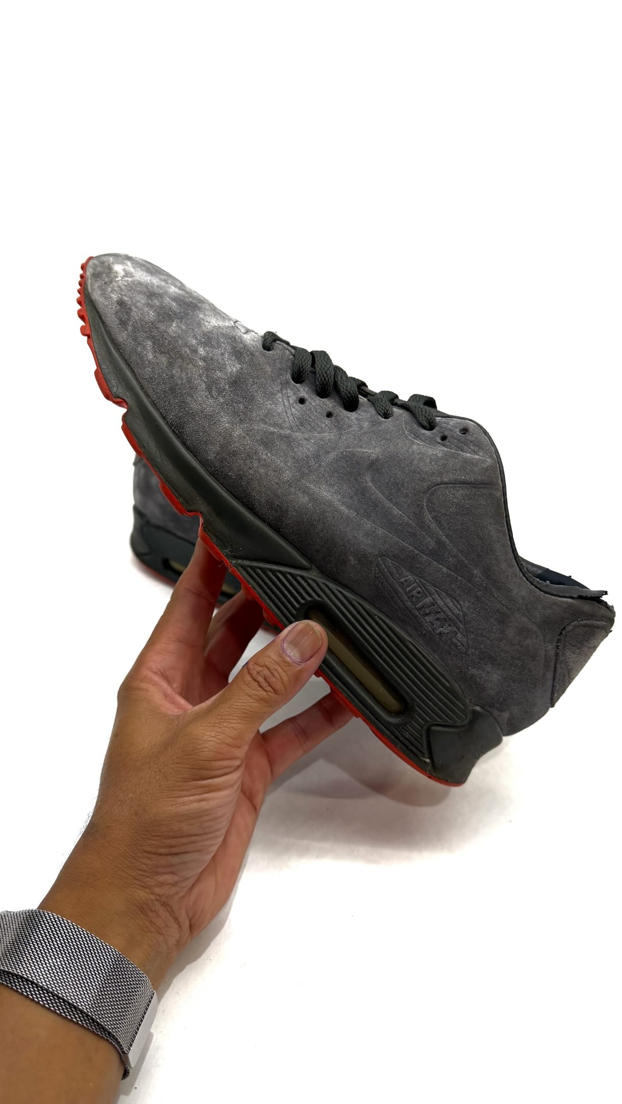 From dusty 💨 to diamond 💎 . Cleaning, suede renewal and front toe cap reglue (not shown) on these Air Max 90s.
Please email for inquiries.
#dusty #diamond #reglue #suede #illery