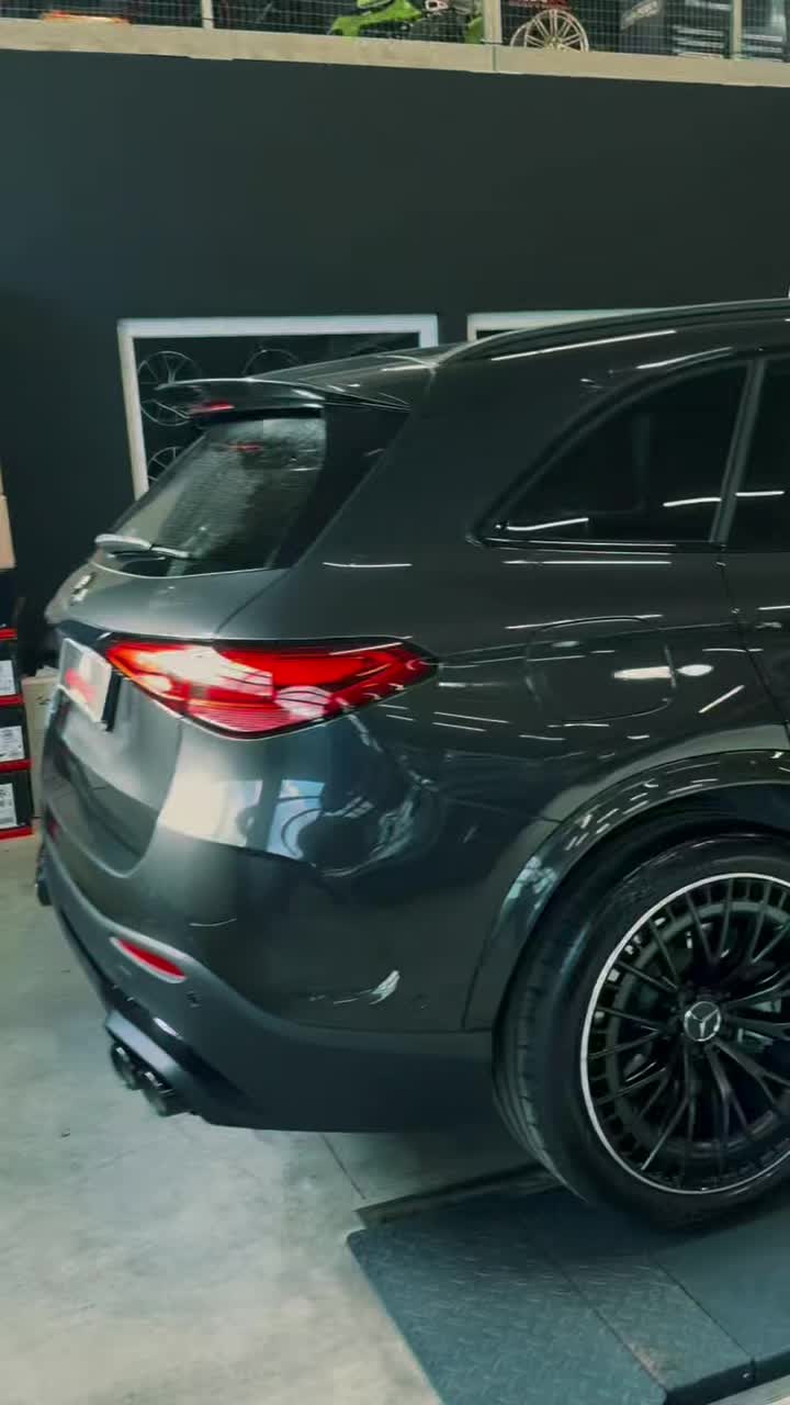 ✨ Keramikversiegelung für deinen Mercedes GLC AMG ✨
Dein Mercedes GLC AMG steht für Performance, Eleganz und Exklusivität – und genau deshalb verdient er den bestmöglichen Lackschutz. Mit unserer professionellen Keramikversiegelung bleibt dein Fahrzeug länger sauber, glänzt intensiver und ist optimal vor Umwelteinflüssen geschützt. 🚘✨
✅ Extrem wasser- und schmutzabweisend
✅ Tiefenglanz mit beeindruckendem Spiegel-Effekt
✅ Schutz vor UV-Strahlen, Salz und Straßenschmutz
✅ Leichtere Fahrzeugpflege und Werterhalt
✅ Perfekt für Premium- und AMG-Fahrzeuge
Bei der Pneuscenter GmbH erhältst du professionelle Fahrzeugaufbereitung mit modernster Technik, fachmännischer Beratung und Service aus einer Hand. Zusätzlich steht dir unsere moderne 24h-Waschanlage für perfekten Glanz rund um die Uhr zur Verfügung.
📍 Rienzstraße 21 – Handwerkerzone St. Pauls
39037 Rodeneck (BZ) – Südtirol
📞 +39 0472 888048
📲 WhatsApp: +39 348 6966069
📧 info@pneuscenter.com
🌐 www.pneuscenter.com
#MercedesGLCAMG #rodeneck #MercedesBenz #Keramikversiegelung #Detailing