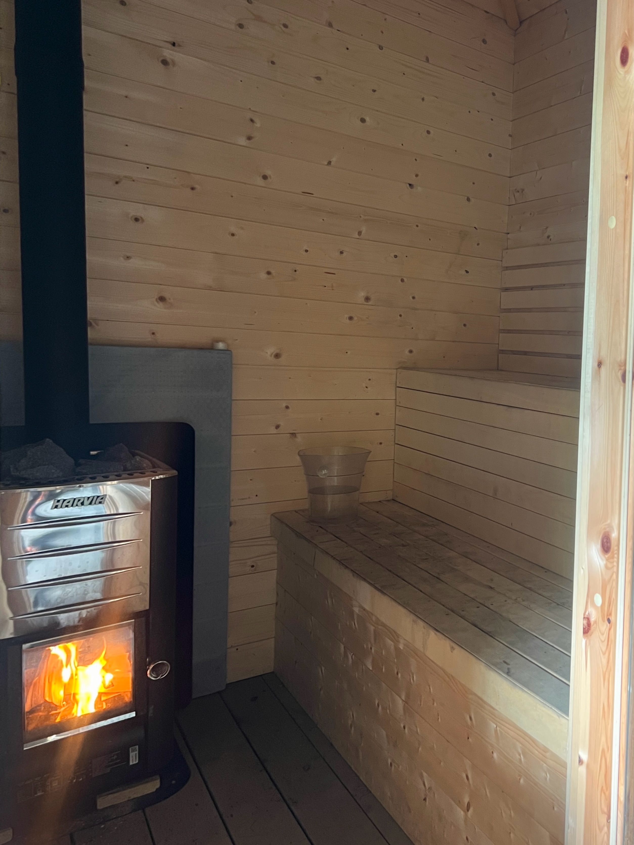 A refreshing dip in the Orkla river before warming up in our riverside sauna🪵🌊
#woodfiredsauna #riversidesauna #coldplunge #norwegiannature #fishingnorway