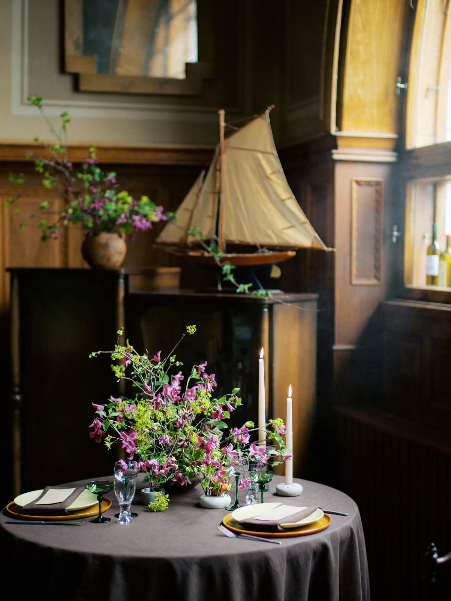 Gorgeous table setting by Eva of @avodahmoments.
Planning & concept: @kaamos.collective & @avodahmoments
Styling & flowers: @avodahmoments
Stationery: @hnstly.co
Dress & earrings: @lovexlove.fi
Venue: @helsinkiwinest
#destinationweddinginfinland #finlandwedding #elopementinfinland #elopeinhelsinki #hääkuvaajat