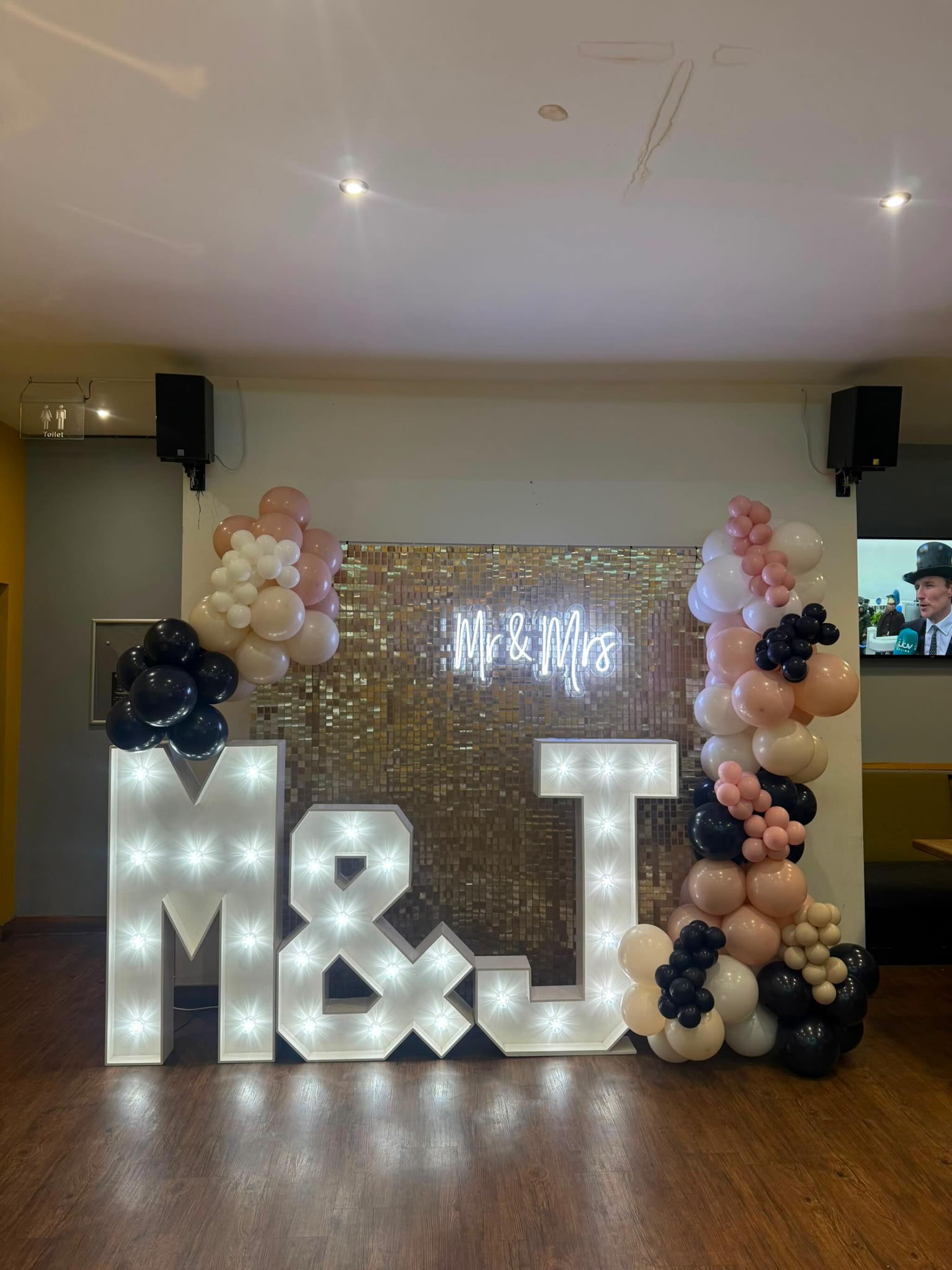 Another beautiful set up with @balloonsandeventsbylisajoannne featuring our LED letters π€