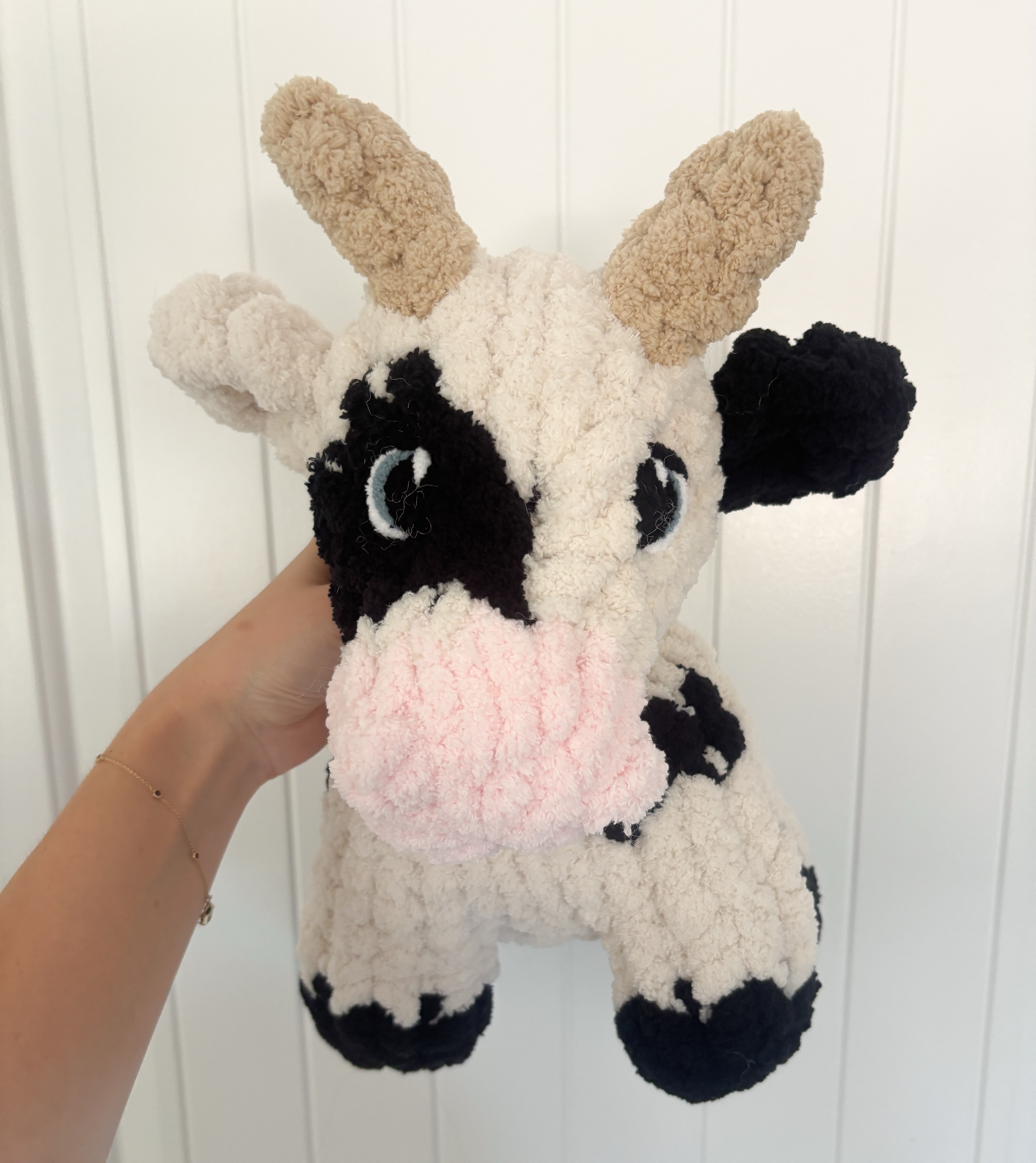 🧶 TESTER CALL! ✨
Clancy the Cow + Highland Cow Modification! 🐮🤎
I’m looking for a handful of testers for my newest finger knitting pattern, Clancy the Cow, which also includes a Highland Cow modification! 🎉
This is an intermediate pattern designed for makers who are comfortable with finger knitting, color changes, increase and decreasing. The finished design is absolutely adorable, with the option to create either a classic cow or transform Clancy into a Highland cow with the included modifications.
✨How to apply:
•Make sure you on following @thecozy_company
•Comment below that you want to be a tester 👇
•Tag a friend!
✨ Tester Requirements:
• Must have experience with finger knitting
• Be able to provide clear, constructive feedback on the pattern
• Take well-lit, high-quality photos of your finished project
• Complete the pattern by the testing deadline
• Report any errors, confusing sections, or suggestions for improvement
📅 Testing Timeline:
* Testers selected: Saturday 6/13
* Feedback due: Friday 6/19
Pattern will be live for purchase on Saturday 6/20