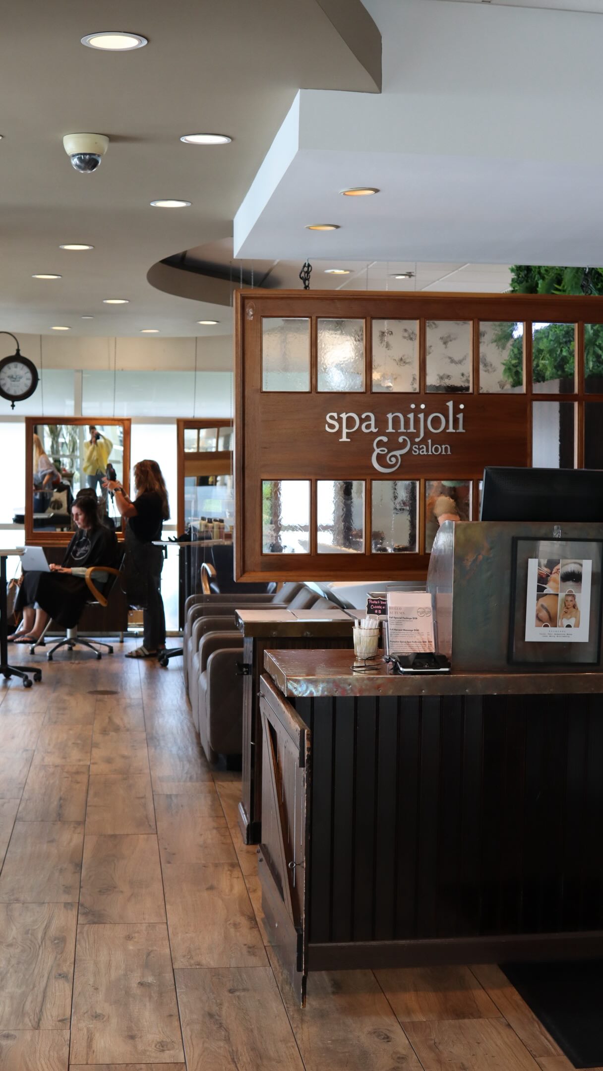 Happy Saturday! Who is visiting the salon this weekend!? We can’t wait to see you ❤️❤️
