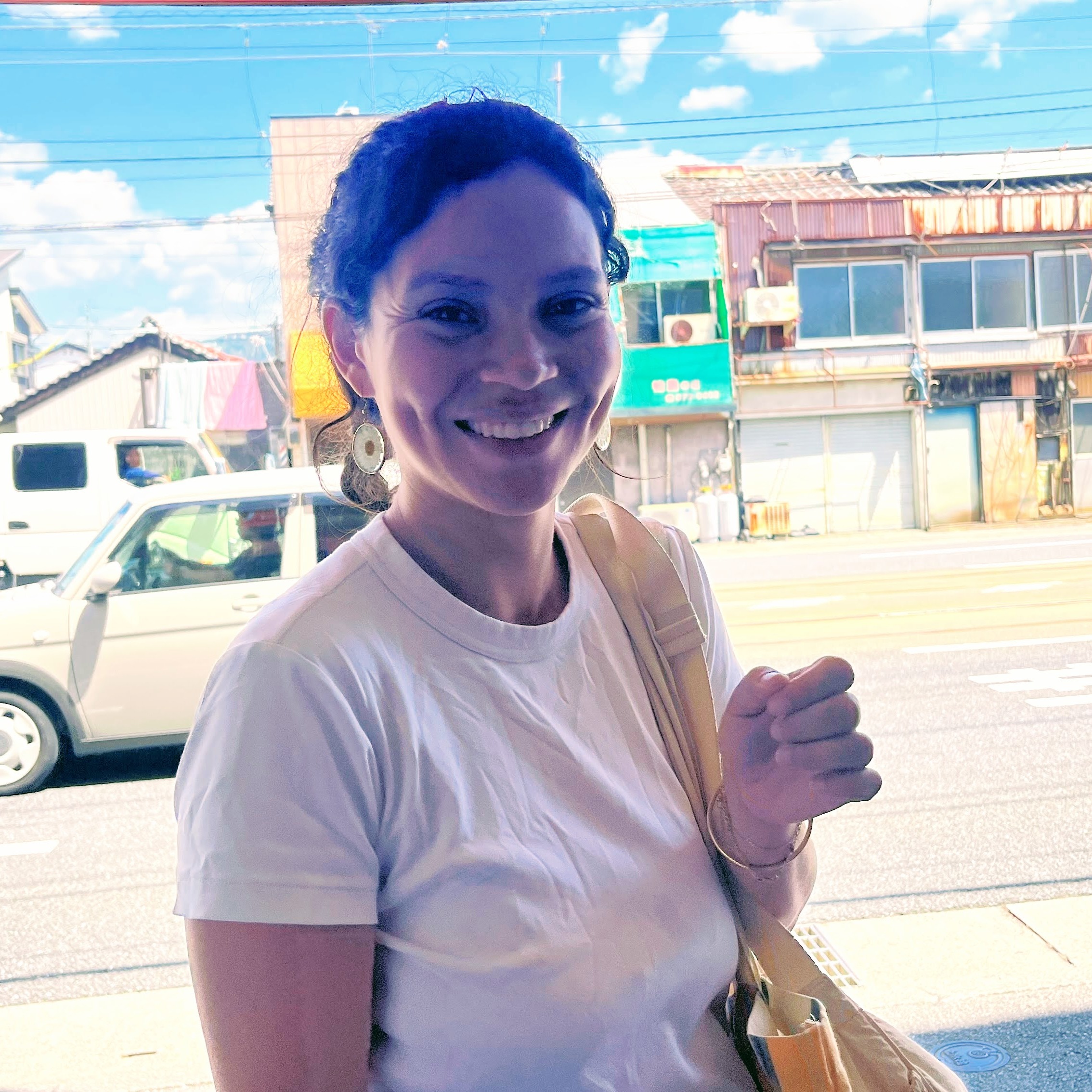 日本に一年間滞在予定のフランス人女性。高知には和紙作りのボランティアのためにやってきたそう。仁淀川での2週間楽しんで!✨
French woman staying in Japan for 1 year. she is volunteering in Ino to help classic japanese paper museum for 2 weeks near Niyodo river!
.
.
.
【Lululu Info】
🎸 生演奏 (Live Music): 17:30〜
🍛 カレー夕食交流会 (Free Curry): 18:00〜
🚃 アクセス: 路面電車「旭町一丁目」すぐ(中心部まで10分)
🏪 隣にコンビニあり!
【Lululu Info】
🎸 Live Music: 17:30〜
🍛 Curry Dinner: 18:00〜 (Free for guests!)
🚃 1 min from Tram Stop / 10 min to Downtown
🏪 Convenience store is right next door!
#高知 #高知観光 #高知一人旅 #ゲストハウス #高知宿 #交流を楽しめる宿 #高知市 #ルルル #Kochi #Shikoku #JapanTravel #Guesthouse #Ohenro #LiveMusic #TravelJapan