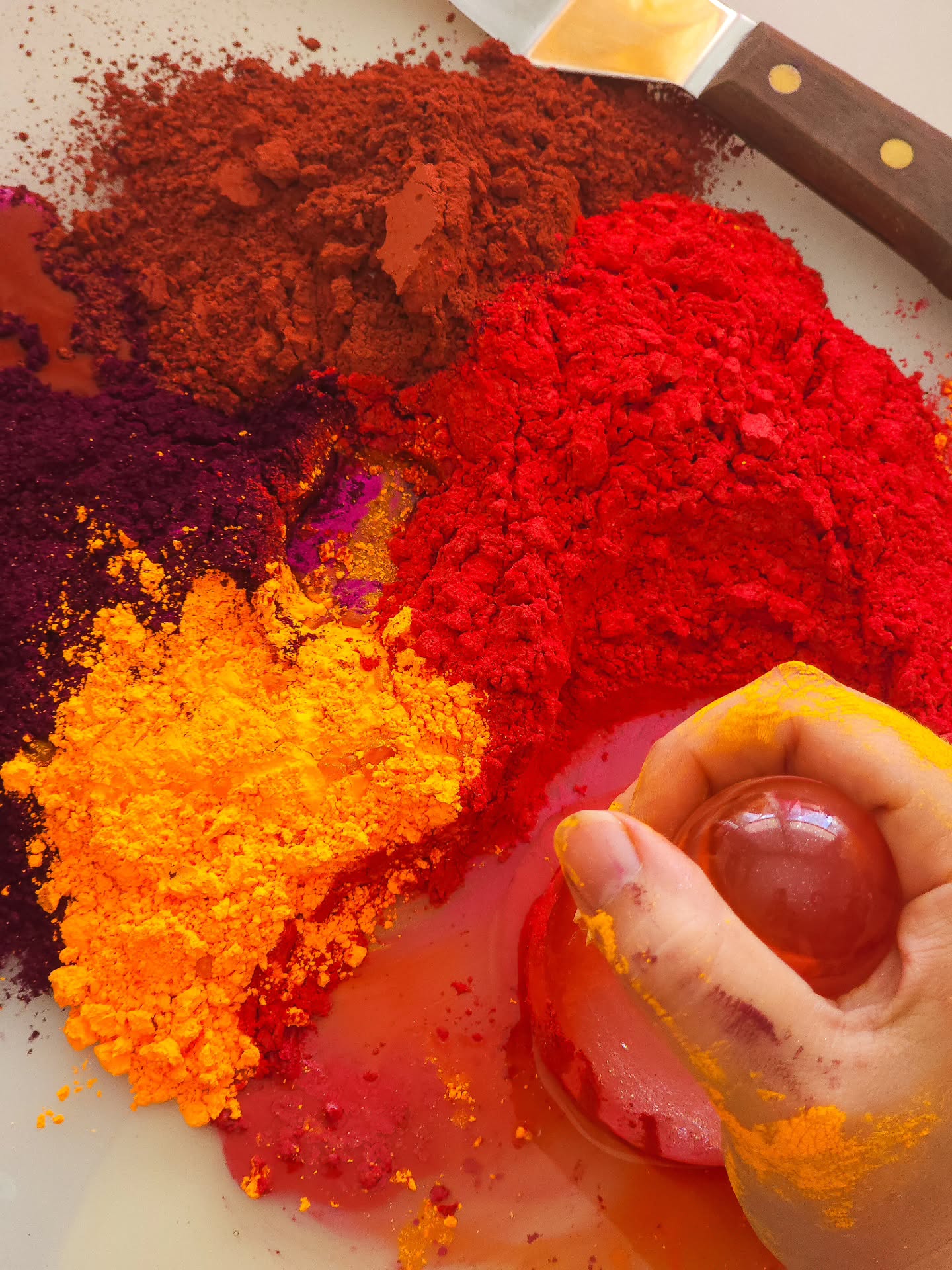 Bisous
(c'est le nom de la couleur🫠)
Un de mes coups de cœur de l'année ! Merci à vous de l'avoir sélectionnée pour la palette du soleil
Trop hâte que vous l'ayez entre les mains ! ✨✨✨
Je suis en production intense cette semaine pour finir un max de choses avant le marché @bandedecreateurs DANS DIX JOURS ! 😱😱😱😱
Des choses que vous voulez que j'apporte absolument ? Dites moi en comme pour que je n'oublie pas svp 🫠
