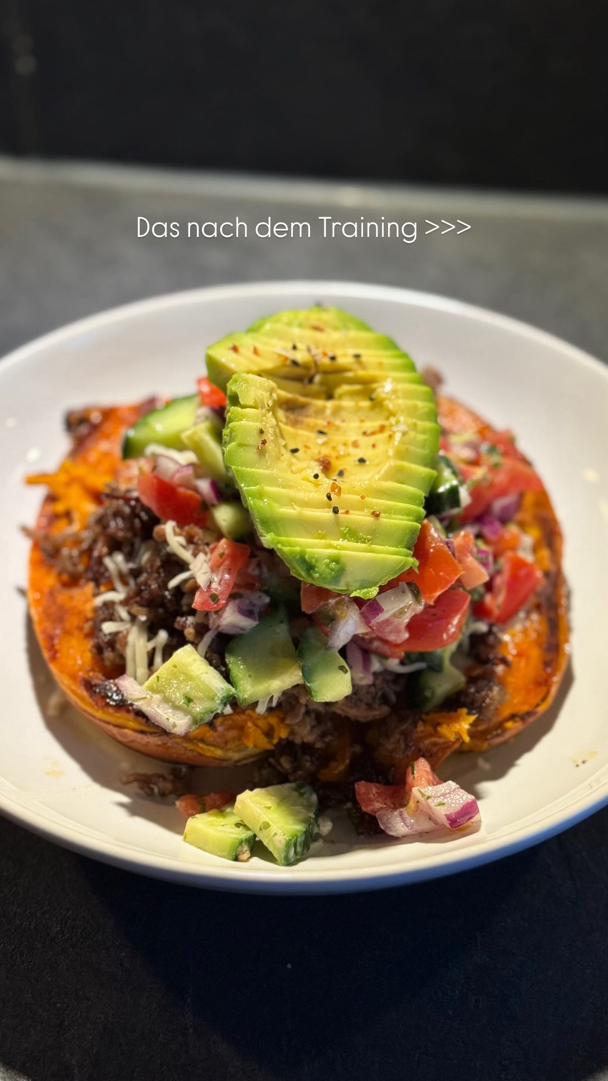 Loaded SĂŒĂkartoffel-Bowl đ đ„đźâđš alles, was man nach dem Training braucht!!
Karamellisierte SĂŒĂkartoffel mit allerlei, hatte da so Lust drauf & ehrlich so so lecker!! Probierâs unbedingt mal aus, guuuten Appetit đ€€
Zutaten:
SĂŒĂkartoffelâšOlivenöl
Salz, Paprika
Rinderhack
ReibekÀse
Tomaten
Gurke
Zwiebel
Naturjoghurt
Apfelessig
(TK) KrÀuter
Salz, Pfeffer
1/2 Avocado
đ SĂŒĂkartoffel halbieren und 35-40 Min. bei 180°C Umluft backen bis die HĂ€lften karamellisieren.
ENJOY!!!đ€©đ€©
#sporternÀhrung #postworkout #gesundeernÀhrung #viralrecipe #proteinreich