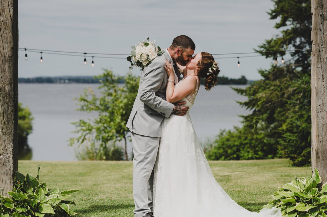 We are so here for the KISSING!
📸: @every_angle
💐: @blushfloralbycarrieparkhurst
#affordablewedding #smallweddings #intimatewedding #ontarioelopement #pecweddings #pecelopements
