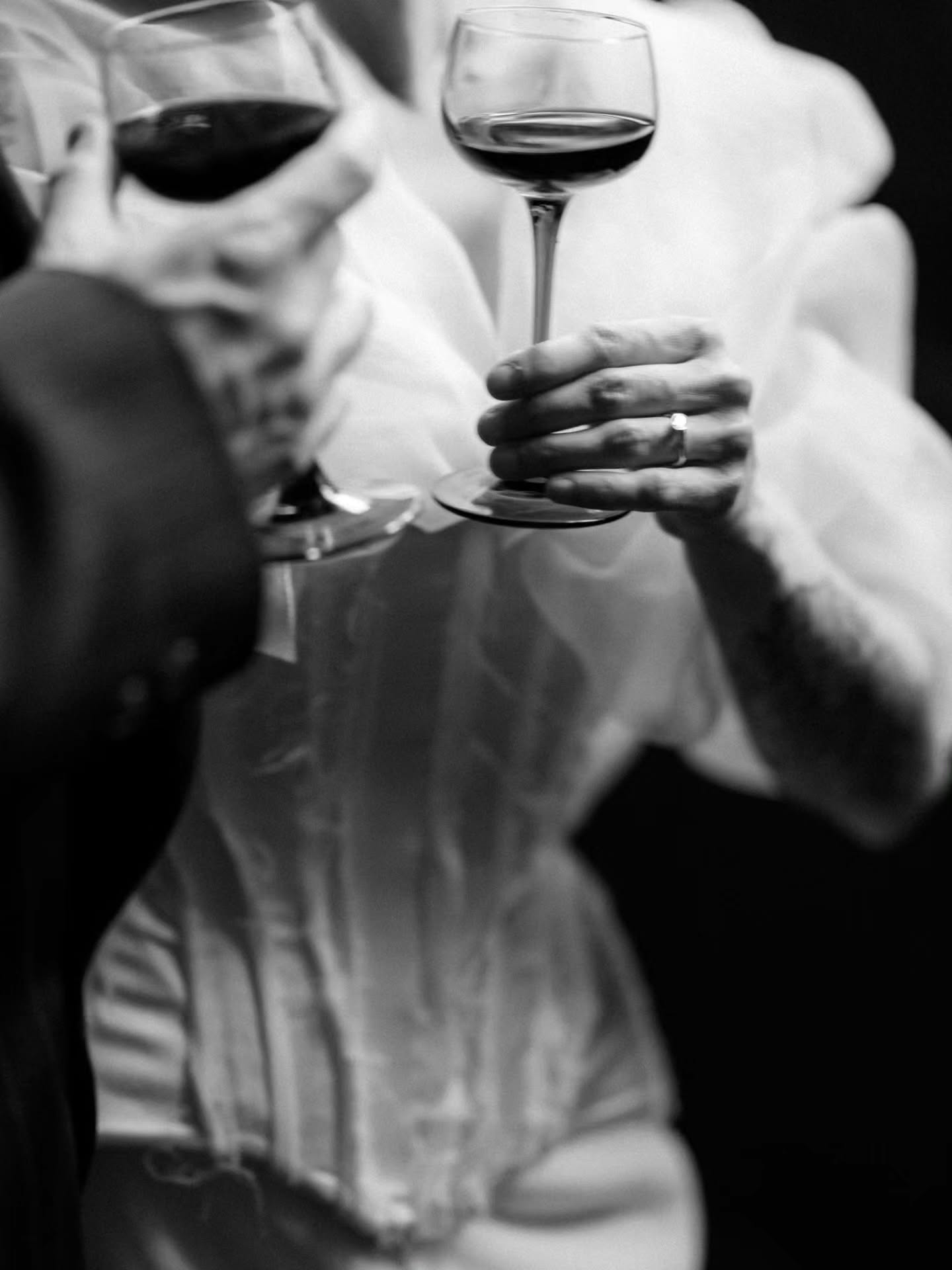 Cheers to all my past and future wedding couples! 🥂
Planning & concept: @kaamos.collective & @avodahmoments
Styling & flowers: @avodahmoments
Stationery: @hnstly.co
Dress & earrings: @lovexlove.fi
Venue: @helsinkiwinest
#destinationweddinginfinland #finlandwedding #elopementinfinland #elopeinhelsinki #hääkuvaajat