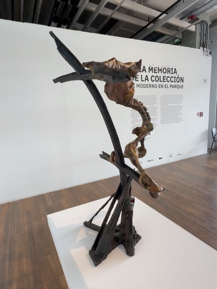 Hoy visitamos la exposición “La memoria de la colección: El Moderno en el Parque” en el Parque de la Memoria.
Se trata de obras creadas por artistas argentinos que denunciaron y resistieron desde el arte a la violencia del terrorismo de Estado.
La inauguración es el sábado 13 de junio, a las 12 h, en la Sala PAyS (Presentes, Ahora y Siempre) en Av. Costanera Rafael Obligado 6745.
Hay obras históricas de la colección del @modernoba de Oscar Bony, Victor Grippo, Carlos Gorriarena, Yuyo Noe, Romulo Maccio, Marta Minujin, Enio Iomi y Alberto Heredia entre otros. Curada por @jjnnccrr y @ceciniss @parquedelamemoria @marie_orensanz @marcelobrodsky @dianadowek @yuyonoe @florbattiti Hoy visitamos la exposición “La memoria de la colección: El Moderno en el Parque” en el Parque de la Memoria.
Se trata de obras creadas por artistas argentinos que denunciaron y resistieron desde el arte a la violencia del terrorismo de Estado.
La inauguración es el sábado 13 de junio, a las 12 h, en la Sala PAyS (Presentes, Ahora y Siempre) en Av. Costanera Rafael Obligado 6745.
Hay obras históricas de la colección del @modernoba de Oscar Bony, Victor Grippo, Carlos Gorriarena, Yuyo Noe, Romulo Maccio, Marta Minujin, Enio Iomi y Alberto Heredia entre otros. Curada por @jjnnccrr y @ceciniss @parquedelamemoria @marie_orensanz @marcelobrodsky @dianadowek @yuyonoe @florbattiti