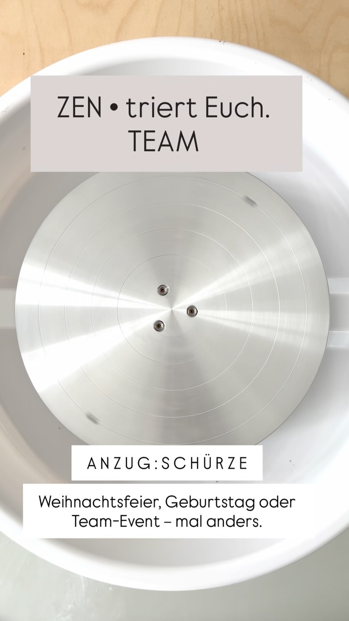 A N Z U G : S C H Ü R Z E
Weihnachtsfeier, Geburtstag oder Team-Event – mal anders.
Raus aus Mails & Meetings, rein in den Ton.
Hände formen, Menschen lachen, gemeinsam im Moment.
🟤 entschleunigt
🟤 erdet
🟤 verbindet
Aus Ton entsteht mehr als nur ein Objekt:
echte gemeinsame Zeit.
Ob Team-Event oder Feier – hier zählt das Erlebnis, nicht Perfektion.
Bereit für etwas, das euch näherbringt?
Dann ab an die Drehscheibe.
Workshops & Anfragen: cl-ay.de
•
D R E S S C O D E: A P R O N
Christmas party, birthday, or team event — something different.
Out of emails & meetings, into clay.
Hands shaping, people laughing, together in the moment.
🟤 slows you down
🟤 grounds you
🟤 connects you
From clay, more than just an object is created:
real shared time.
Whether it’s a team event or a celebration — here, it’s about the experience, not perfection.
Ready for something that brings you closer together?
Then get on the wheel.
Workshops & inquiries: cl-ay.de
#teamevents
#event
#gruppen