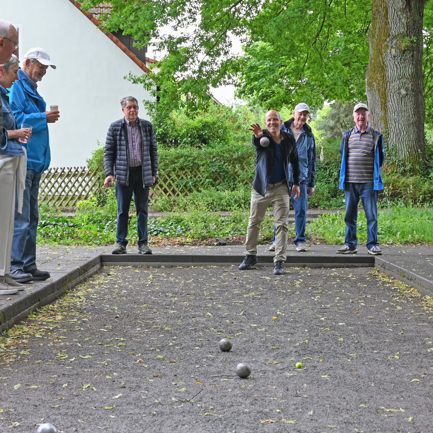 Boulefest der Feuchter CSU
Zum zwanzigsten Male lädt die Feuchter CSU zum alljährlichen Boulefest an den Boulebahnen im schattigen Eichenhain ein. Start ist am kommenden Samstag, dem 13. Juni, um 14 Uhr.
Neben passionierten Freunden der glänzenden Kugeln sind auch Interessierte willkommen, die erste Erfahrungen mit dem Boulesport machen wollen. Die CSU und Bürgermeister Harald Danzl freuen sich auf gute Gespräche und wünschen allen schöne Spiele: Allez les Boules!" - Lasst die Kugeln fliegen!
