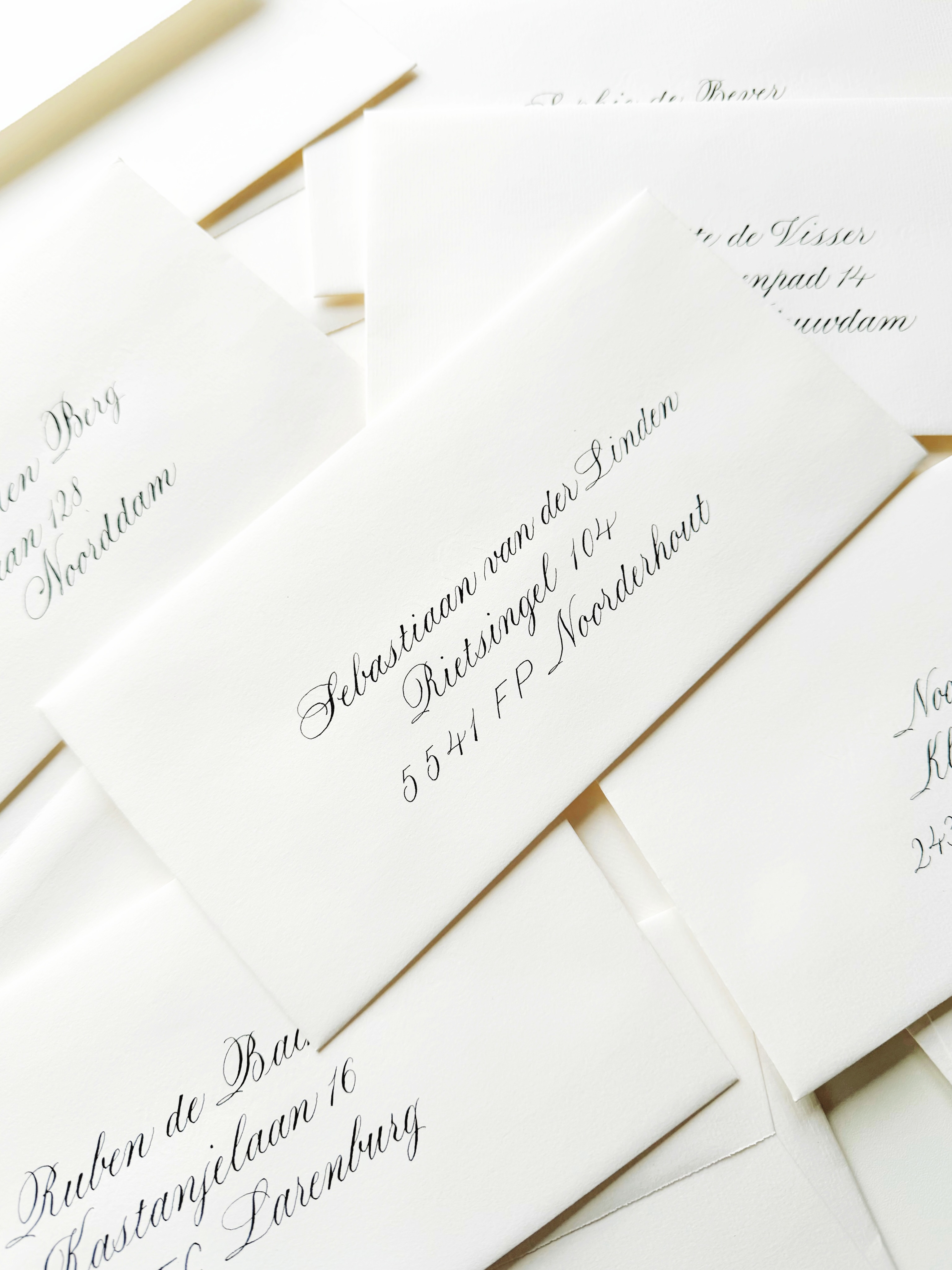 Envelope addressing for your next event! 💌
Is er iets zaligers dan urenlang enveloppen schrijven? Ik maak mijn studio wat donkerder, knip mijn lichtbak aan, zet een muziekje op, leg de envelop op het blad met de juiste hulplijnen en geniet daarna van mijn pen die over het papier krast en de inkt die uit mijn pen vloeit. En voor ik het weet, ligt er een dikke stapel handgeschreven enveloppen klaar! En zeg nou zelf: een handgeschreven adres wint het toch elke keer van een adressticker?
#enveloppenadresseren #nomoreboringenvelopes #kalligrafie #kalligraferen #enveloppen