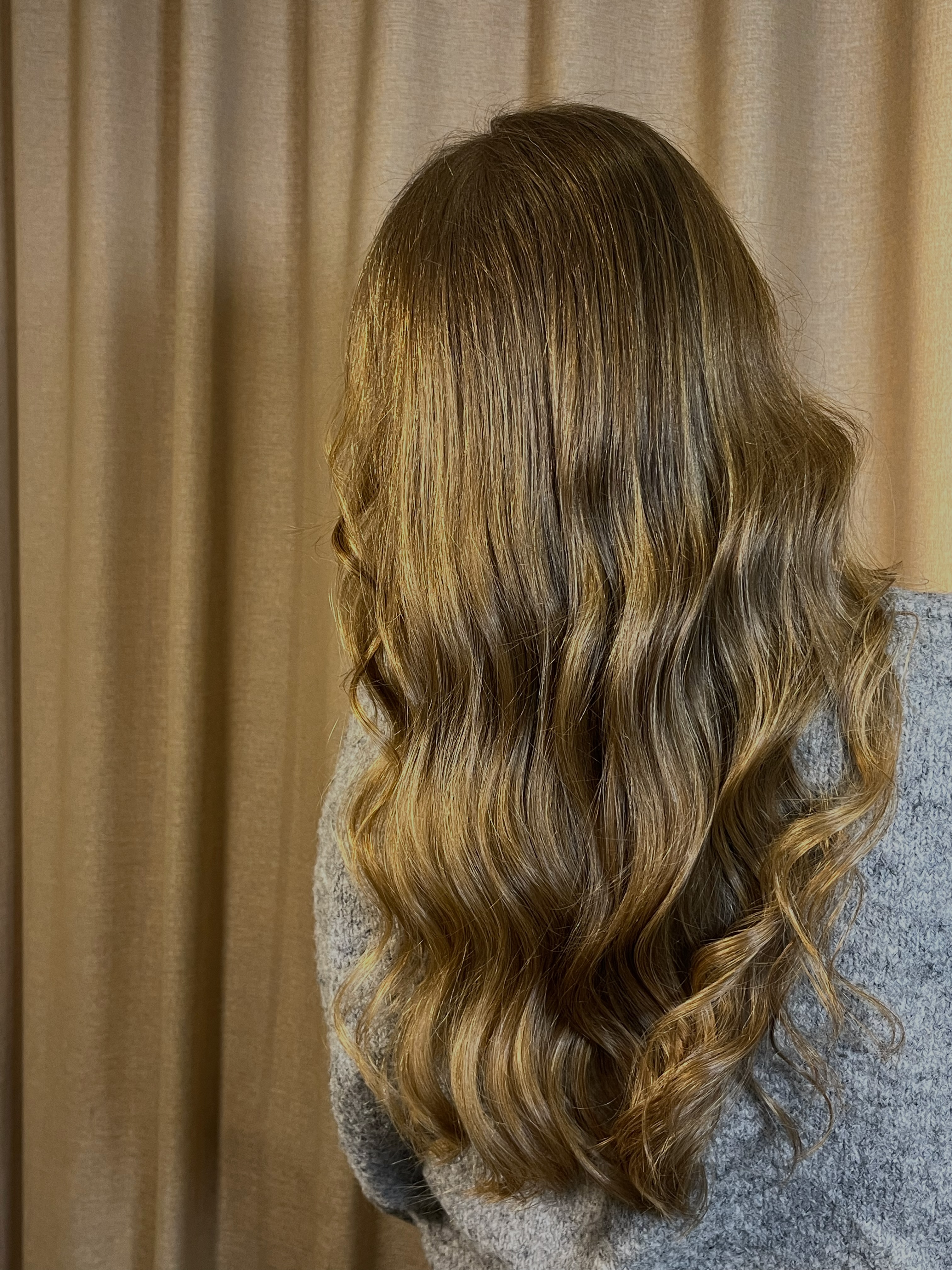 Des ondulations naturelles, une brillance éclatante et un résultat tout en légèreté ✨
Hairstylist @laurinepallant_pro 😍
#wavy #brushing #lafabrica #coiffeurparis #hairstylist