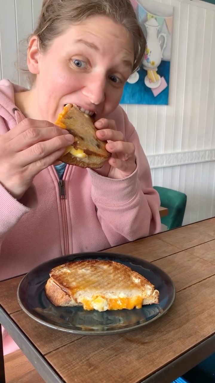 Maximum crunch… ultimate ooze!
Our grilled 4 cheese is the ultimate comfort food
🥖@bakeribaltzersen sourdough
🧀 Emmental, Wensleydale, Vintage red crunch & Longley farm soft cheese
👇 Drop a ❤️ if you need this on your plate right now, or swing by the cafe before we sell out!
#teatime #thirsklife #thirskfood #yorkshirefoodie #grilledcheese