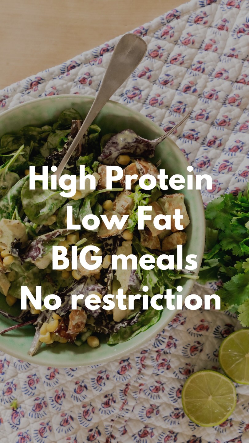 Trying to lose body fat but constantly feeling hungry?
One of the biggest mistakes I’ve made in the past is eating tiny meals, cutting out carbs and trying to survive on willpower alone.
Instead, I’ve been focusing on BIG meals that are:
✨ High in protein
✨ Packed with fibre
✨ Full of nutrients
✨ Actually satisfying
Because healthy eating shouldn’t leave you thinking about your next snack 30 minutes later.
This Jalapeño Chicken Bowl has:
💪🏼 46g protein
🌱 Loads of volume
✨ Packed with goodness
🤤 The most incredible creamy green dressing
Comment GREEN below and I’ll send you the full recipe + my creamy green dressing recipe 💚
Save this for meal prep this week 💕
#lowfatmeals #norestrictions #highprotein #wholefooddiet