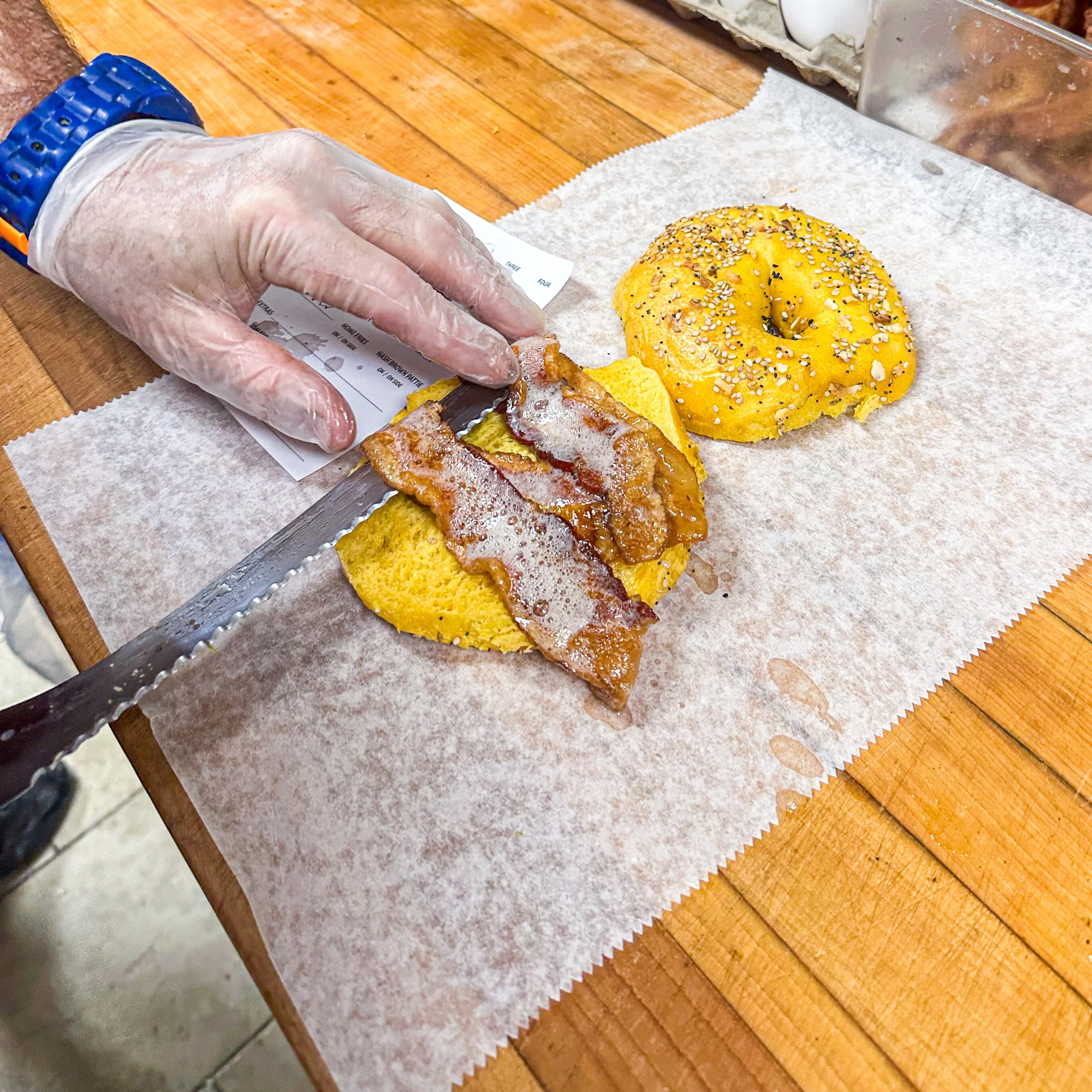 If your Sunday morning doesn’t include breakfast from #CinosHotBagels, we should probably fix that. 🥯☀️
#breakfast #bagels #longisland #oceansideny
