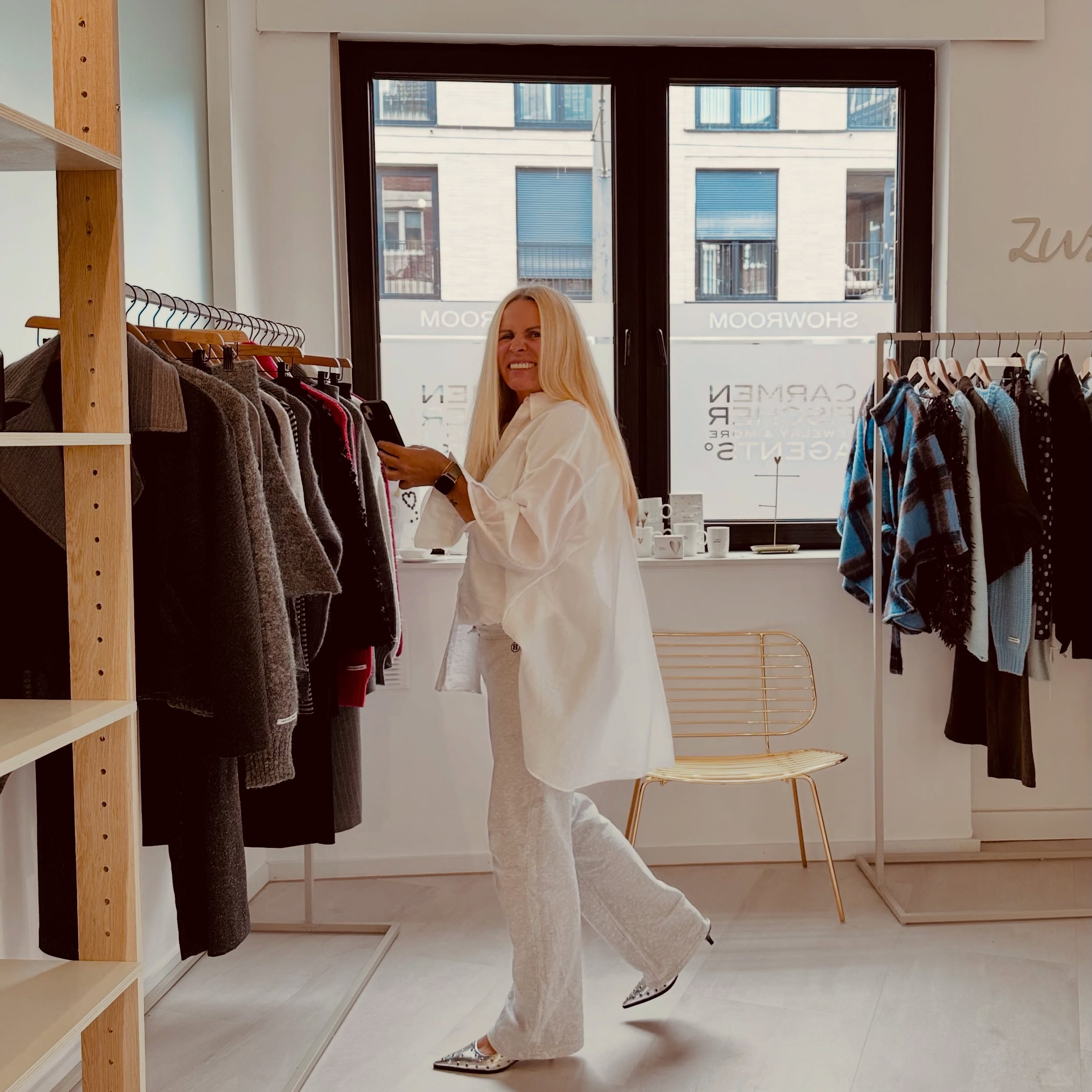 Montag. ☕️
Kennt ihr dieses Gefühl, wenn etwas Neues bevorsteht und die Vorfreude jeden Tag ein bisschen größer wird?
Genau so fühlt es sich gerade an.
In wenigen Wochen starten wir mit Spring Summer 2027 und obwohl die Saison offiziell erst am 13. Juli beginnt, laufen die Vorbereitungen schon jetzt auf Hochtouren in meinem Kopf und im Showroom.
Meetings mit unseren Brands stehen an, neue Kollektionen warten darauf entdeckt zu werden und ich kann es kaum erwarten, euch die ersten Highlights zu präsentieren.
Aber worauf ich mich fast noch mehr freue als auf die neuen Kollektionen?
Auf die Gespräche mit euch.
Auf das Wiedersehen mit euch.
Auf die gemeinsamen Termine im Showroom mit euch.
Nach all den Jahren ist genau das immer noch das Schönste an meinem Job.
Ich wünsche euch einen großartigen Start in die neue Woche und freue mich auf alles, was vor uns liegt. 🤍
Den Link für eure Terminbuchung findet ihr auf unserem Profil oder auf unserer Homepage.
Schönen Montag- Abend euch allen. 🤍
⸻
Danke für die 🎶: @richmlwd.music 🤩
⸻
Willkommen bei Carmen Fischer Agents.
Unser Showroom im Düsseldorfer Lorettoviertel ist ein Treffpunkt für internationale Fashion Labels und den stationären Handel.
Hier entdecken Concept Stores, Boutiquen und Einkäufer eine sorgfältig kuratierte Auswahl aus Fashion, Schmuck, Accessoires und Schuhen.
Wir glauben an starke Marken, persönliche Beziehungen und Kollektionen, die im Handel wirklich funktionieren.
📍 Düsseldorf
👗 Fashion, Schmuck, Accessoir