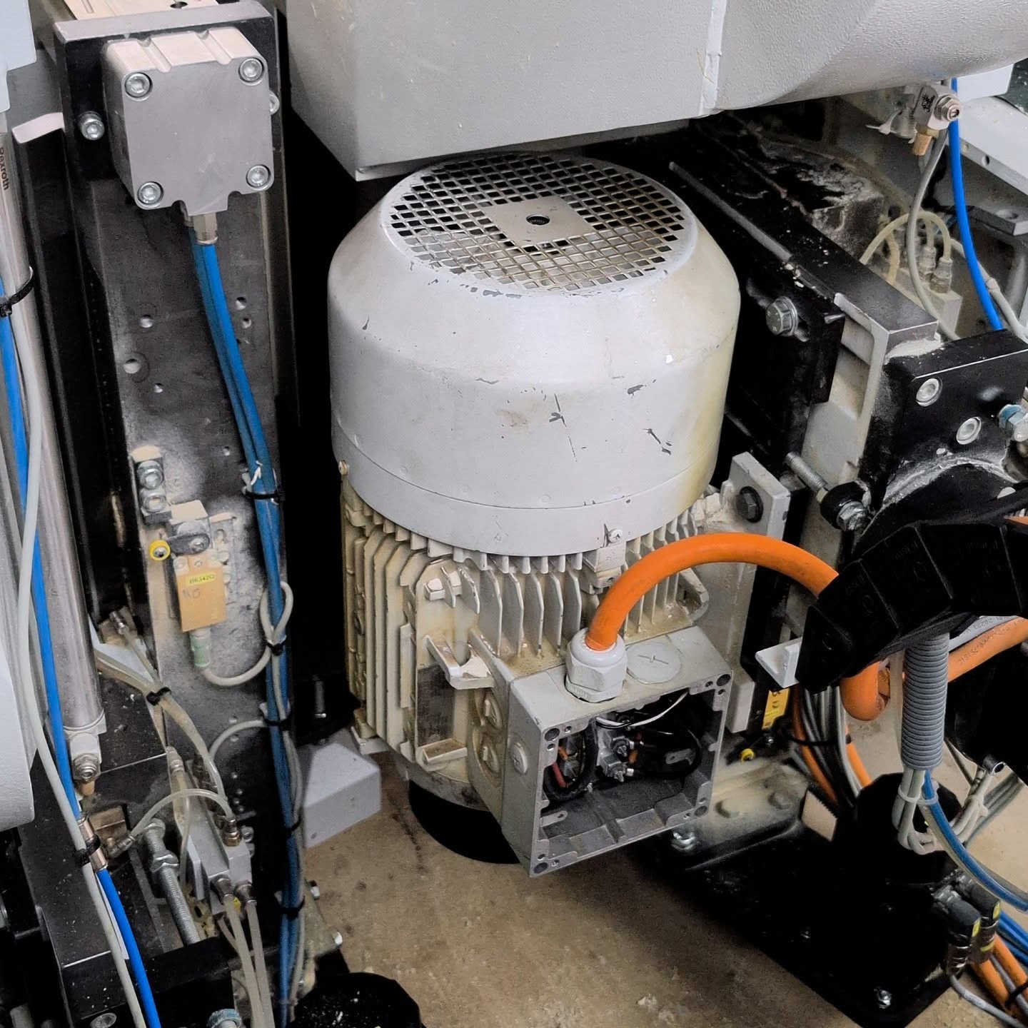 Ausbau eines Elektromotors vor Ort für einen Spindelantrieb, Revision in der Werkstatt mit Reparatur von dem defekten Lagersitz, erneuter Einbau und Inbetriebnahme. #elektromotor #revision #kugellager #montage