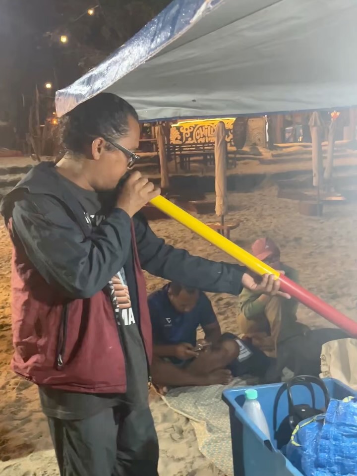 ✈️ Sono partito per la Malesia lasciando a casa tutti i miei strumenti.
Niente handpan.
Niente didgeridoo.
Nessuno dei suoni che fanno parte della mia vita quotidiana.
Pensavo che per quasi tre settimane non avrei più suonato una sola nota 😭
Poi è successo qualcosa di speciale 🤩
In una delle isole più remote che ho visitato, la vita ha deciso di farmi incontrare un artista malese.
Due sconosciuti, provenienti da parti opposte del mondo, uniti dalla stessa lingua: quella della musica.
Così, quando meno me lo aspettavo, ho potuto di nuovo prendere tra le mani strumenti e lasciarmi trasportare dalle vibrazioni che amo 🎶
A volte l’universo trova modi sorprendenti per ricordarti che ciò che è davvero parte di te, in qualche modo, ti raggiunge ovunque tu sia 💚
✨ Grazie @macramesso per queste meravigliose jam session.
#Handpan #Didgeridoo #Malaysia #MusicConnection #JamSession