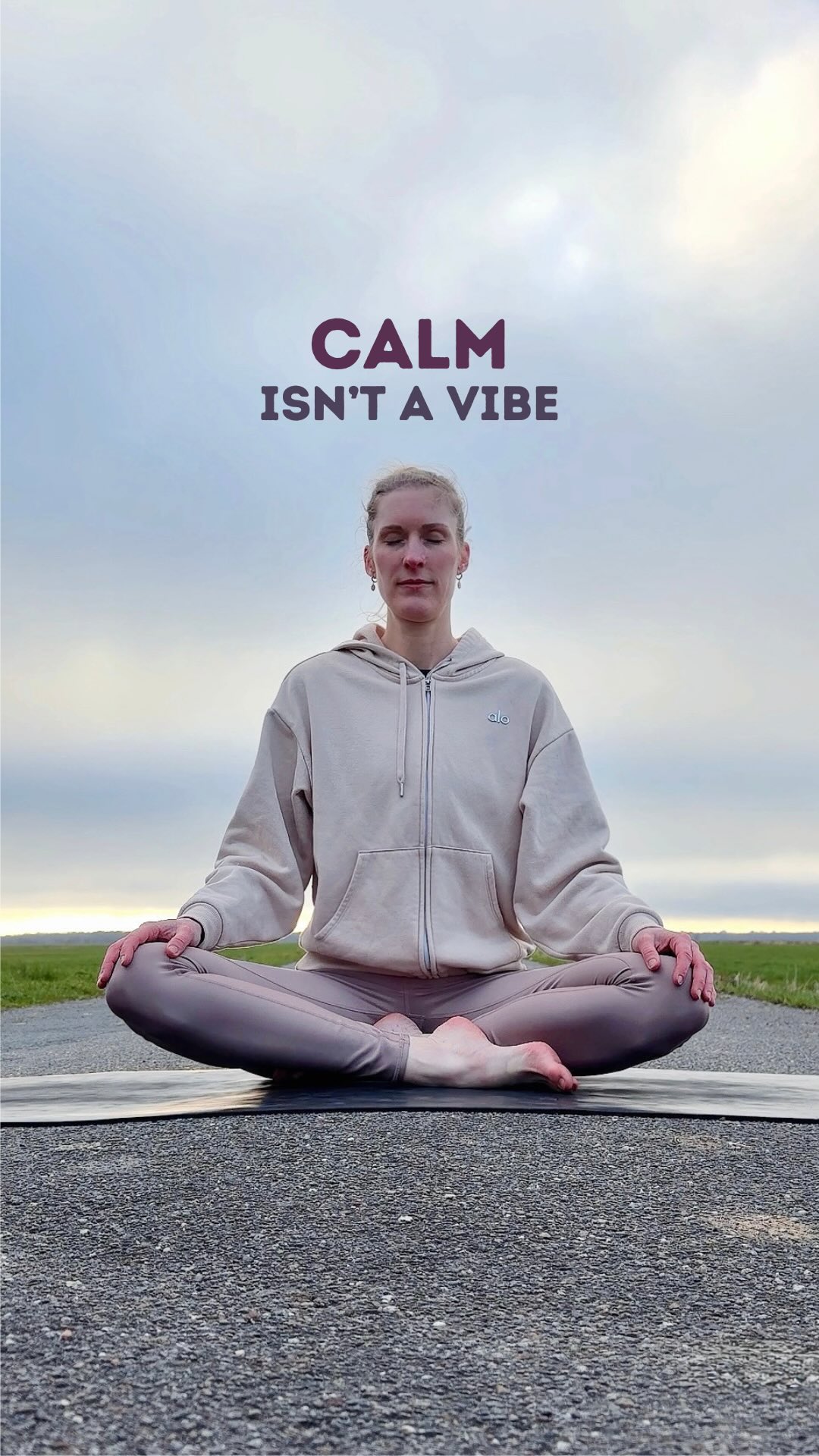 A calm nervous system isn’t a vibe. It’s data.
Breath is one of the few places where we can feel that data in real time: how fast we breathe, where the movement happens, whether we’re holding, bracing, rushing… and what that does to attention.
And there’s a second layer people forget: meaning. The same breath pattern can land as “safe” or “alarm” depending on context, history, and what your brain expects next.
So when breathwork “works”, it’s rarely magic. It’s often just clearer input and a nervous system that finally agrees to shift gears.
If you try one thing today: breathe slower for a few cycles and notice what changes first — your mind, your ribs, your shoulders, or your urge to do something.
What does “calm” feel like in your body — and where do you notice it first?
🇩🇪👇🏼
Ein ruhiges Nervensystem ist kein Vibe, sondern messbar – und der Atem ist eine der direktesten Stellen, an denen wir diese “Daten” spüren können: Tempo, Mühelosigkeit, Spannung, Pause.
Und trotzdem ist Atem nie nur Mechanik. Bedeutung spielt mit: Kontext, Erwartung, Erfahrung. Wenn Breathwork wirkt, ist das selten Magie – oft ist es einfach klarere Information, auf die das System reagieren kann.
Wenn du heute nur eins ausprobierst: ein paar Atemzüge langsamer – und dann beobachten, was als Erstes nachlässt. Kopf? Schultern? Innenruhe?
Wo merkst du “calm” zuerst?
#neurozentriertesyoga #yogadeutschland #yogateacher #breathwork #nervensystem