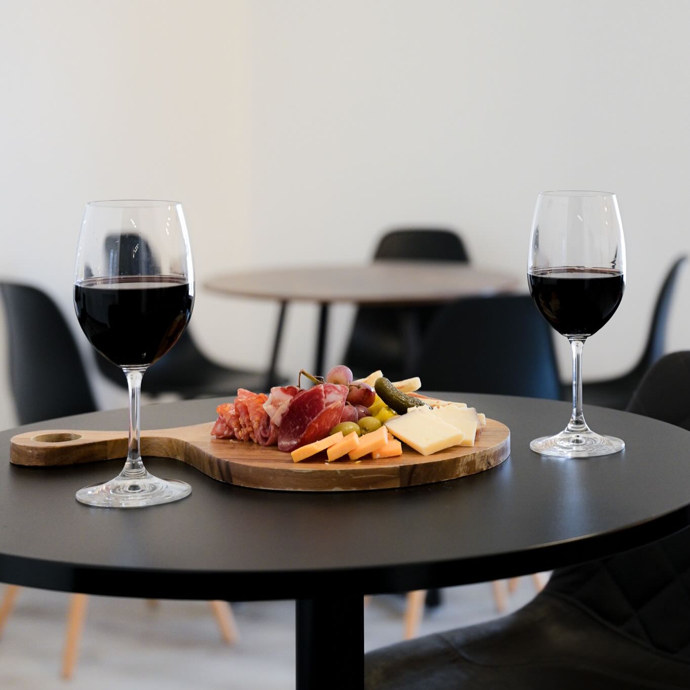 🍷At Vivace, no matter where you are you can always relax and enjoy a glass of wine! Whether it is on the patio, on the swings, or in our tasting room, we welcome you to immerse yourselves into the wine experience here.
☀️As the weather is finally settling into summertime, it is the perfect chance to enjoy the warmth with friends and family (and a glass of wine😉)
Cheers and see you soon!
#vivacewine #winecountryontario #wine #vqa #tourismontario