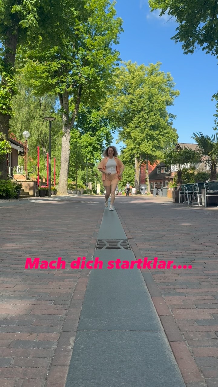 Mach dich startklar…..🩷
Ab heute ist die neue Oh April Kollektion online - und ich jogge direkt rein. 😄
Aber erstmal zu dem was ich anhabe - dieses Peach Matching Set aus der aktuellen Kollektion ist einfach der Sommer in Outfitform. Shorts und Bluse perfekt aufeinander abgestimmt - leger, frisch und trotzdem komplett durchgestylt. Genau das richtige für heiße Tage in Worpswede und überall sonst.
Oh April Fleur Short Sleeve Blouse Peach · 69,00 €
👉 https://www.paulineworpswede.de/product-page/oh-april-fleur-short-sleeve-blouse-peach
Oh April Lyle Shorts Peach · 69,00 €
👉 https://www.paulineworpswede.de/product-page/oh-april-lyle-shorts-peach
Die komplette neue Kollektion jetzt in unserem Onlineshop entdecken!
👉 www.paulineworpswede.de
Pauline Worpswede · Bergstraße 26 · Mo–So 11–18 Uhr
#PaulineWorpswede #OhApril #MatchingSet #Worpswede #NeueKollektion