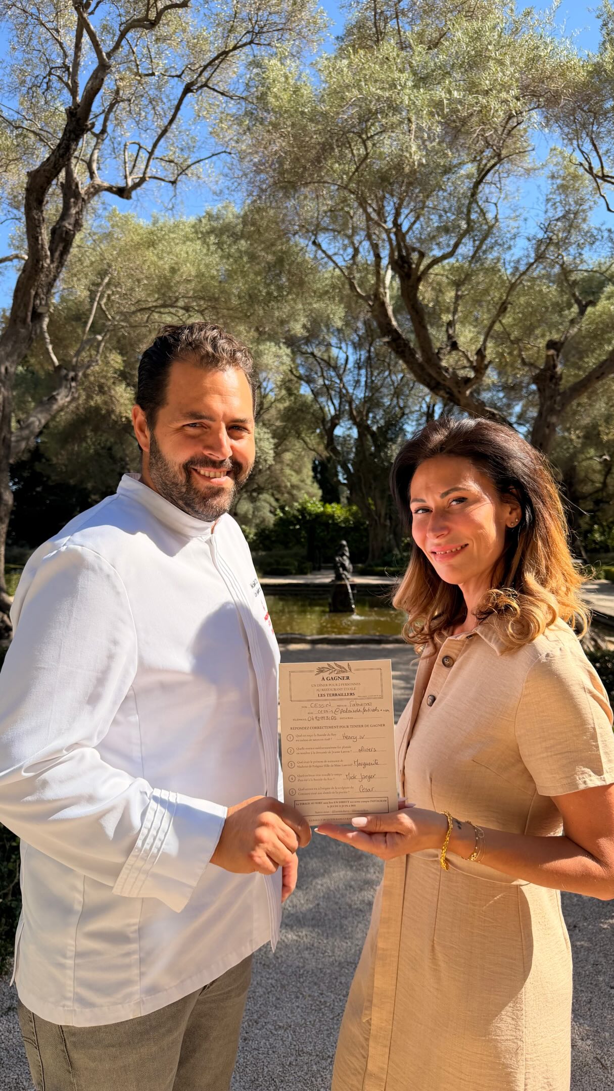✨ Comme promis lors de notre soirée d’inauguration du 4 juin dernier, il est temps de découvrir le grand gagnant de notre concours « Les Secrets de la Bastide du Roy » !
Tout au long de cette soirée, nos invités ont relevé le défi en partant à la recherche des secrets cachés du domaine, avec à la clé un magnifique lot : un dîner pour deux personnes au restaurant étoilé @lesterraillers
Un immense merci à l’équipe des Terraillers pour sa générosité et sa participation à cette belle aventure, ainsi qu’à tous les participants qui ont joué le jeu avec enthousiasme et curiosité. 💫
👏 Félicitations à notre heureuse gagnante !
Cette soirée marquait également le lancement de nos visites guidées et après-midis artistiques, désormais ouverts au public d’avril à octobre. Une invitation à découvrir l’histoire fascinante de la Bastide du Roy, ses jardins remarquables, ses œuvres d’art et les nombreux trésors qui font l’âme de ce lieu unique.
Nous avons hâte de vous accueillir pour partager avec vous les secrets, l’histoire et la beauté de la Bastide du Roy. 🌿