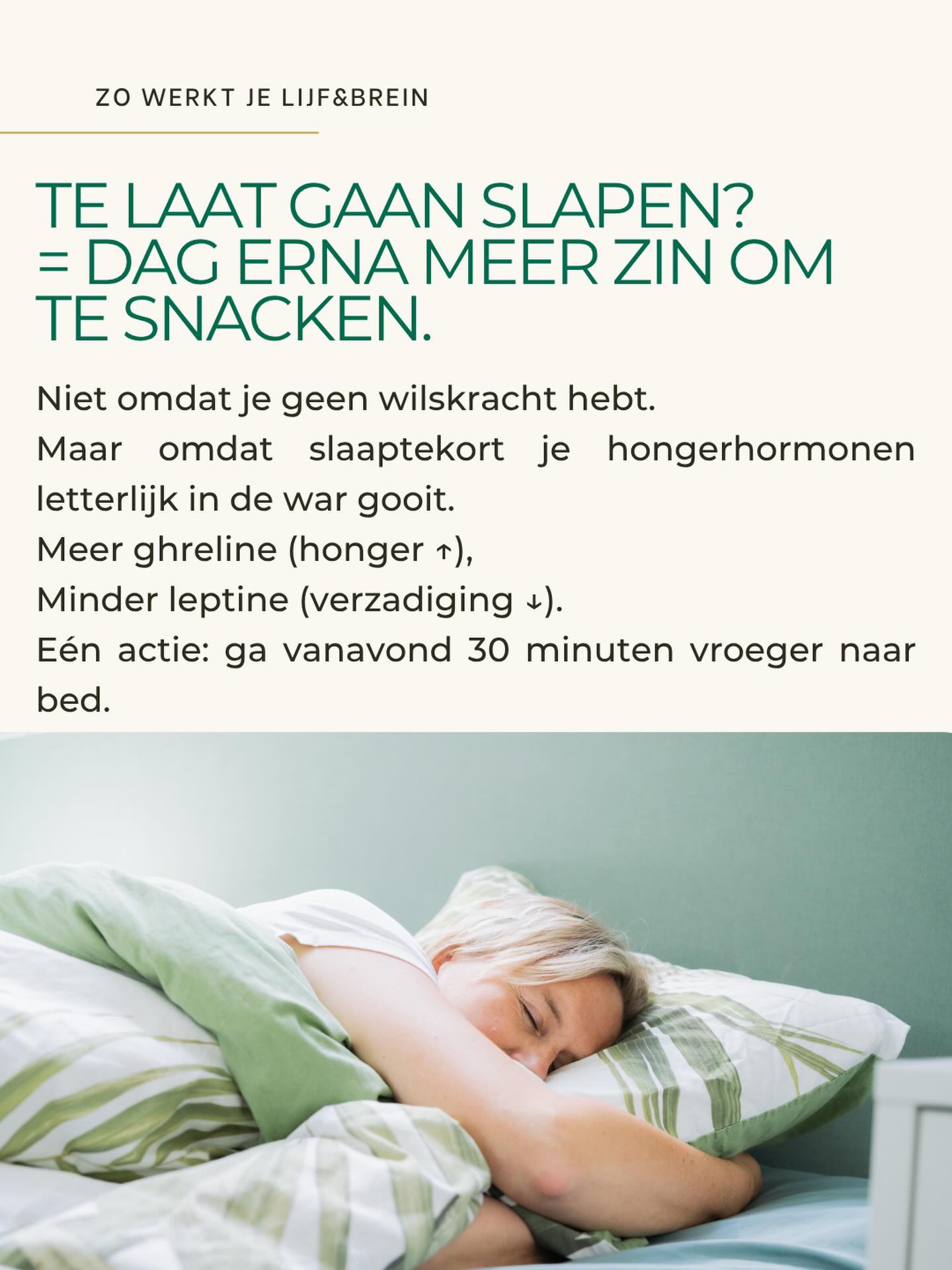 Gisteravond ben ik te laat gaan slapen. Geen ramp. En toch...
Vanmorgen stond ik op en al voor de koffie had ik goesting in iets zoets. Koekjes. Of iets anders. Ik wist zelf niet eens goed waarom.
Herkenbaar?
Dit is geen gebrek aan wilskracht. Dit is biologie.
Wie te weinig slaapt, heeft de dag erop meer ghreline (het hormoon dat zegt “eet meer” ) en minder leptine, het hormoon dat zegt “ik heb genoeg.” Je lichaam zoekt letterlijk compensatie in calorieën.
En het interessante: niet iedereen is even gevoelig. Sommige mensen merken er weinig van. Bij anderen (en bij mij is dat duidelijk )is het effect de volgende dag meteen voelbaar. Feit is dat je het zelf vaak niet doorhebt..
Duurzaam afvallen zonder jojo effect vraagt dus niet alleen aandacht voor wat je eet. Het vraagt ook aandacht voor hoe je slaapt.
Één kleine actie die echt helpt: ga vanavond 30 minuten vroeger naar bed. Niet perfect slapen. Gewoon 30 minuten eerder. En kijk morgen of je verschil merkt.
Ben jij ook gevoelig aan slaaptekort? Merk jij de dag erna meer snacklust? 👇
*Smaakt naar meer?*
Liefs, Elly 💋