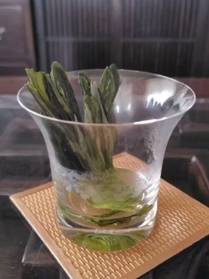 ほうれん草のように見えますが、お茶、中国緑茶の名品、「太平猴魁(たいへいこうかい)」です。
じめじめした季節には緑茶や白茶を飲むとすっきりしますね。
太平猴魁など、中国の緑茶はグラスに直接入れて飲みますが、大きな葉が湯の中でゆっくり開いていく様子は、何度見ても癒されます。
一人で飲むときは、お湯を継ぎ足しながら楽しめるので気軽ですよ。
太平猴魁の特徴は、この大きくまっすぐな茶葉にあります。
製造工程で、葉を一枚一枚整えながら仕上げていくためで、飲むたびに「こんなに手間のかかるお茶を作るのは本当に大変だな」と思わずにはいられません。
お茶は飲むだけでなく、茶葉を眺める楽しみもありますね。
スタッフGotoより